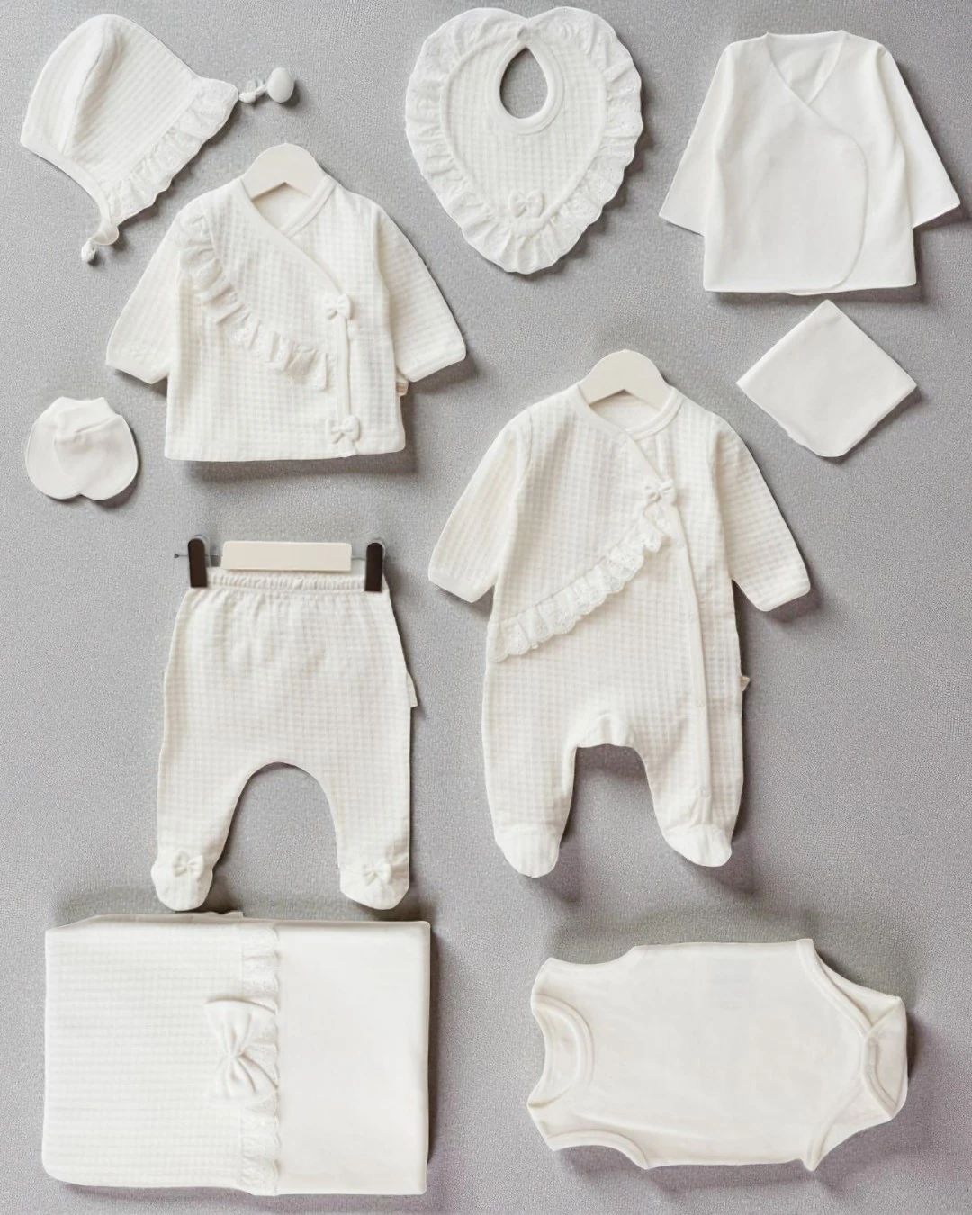 Kız Bebek Dantel ve Fırfır Detaylı Düz Beyaz Renk 10'lu Premium Hastane Çıkışı Zıbın Seti R2369