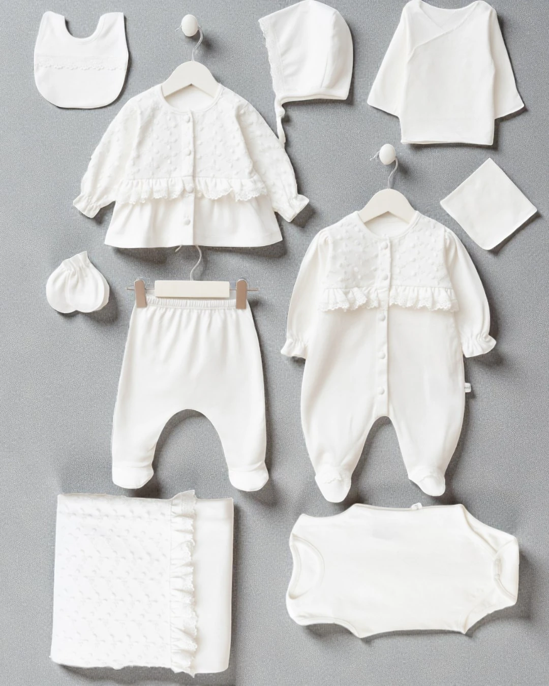 Kız Bebek Düz Beyaz, İşlemeli Fisto Detaylı 10 Parça Premium Hastane Çıkışı Zıbın Seti R2368 - BEYAZ