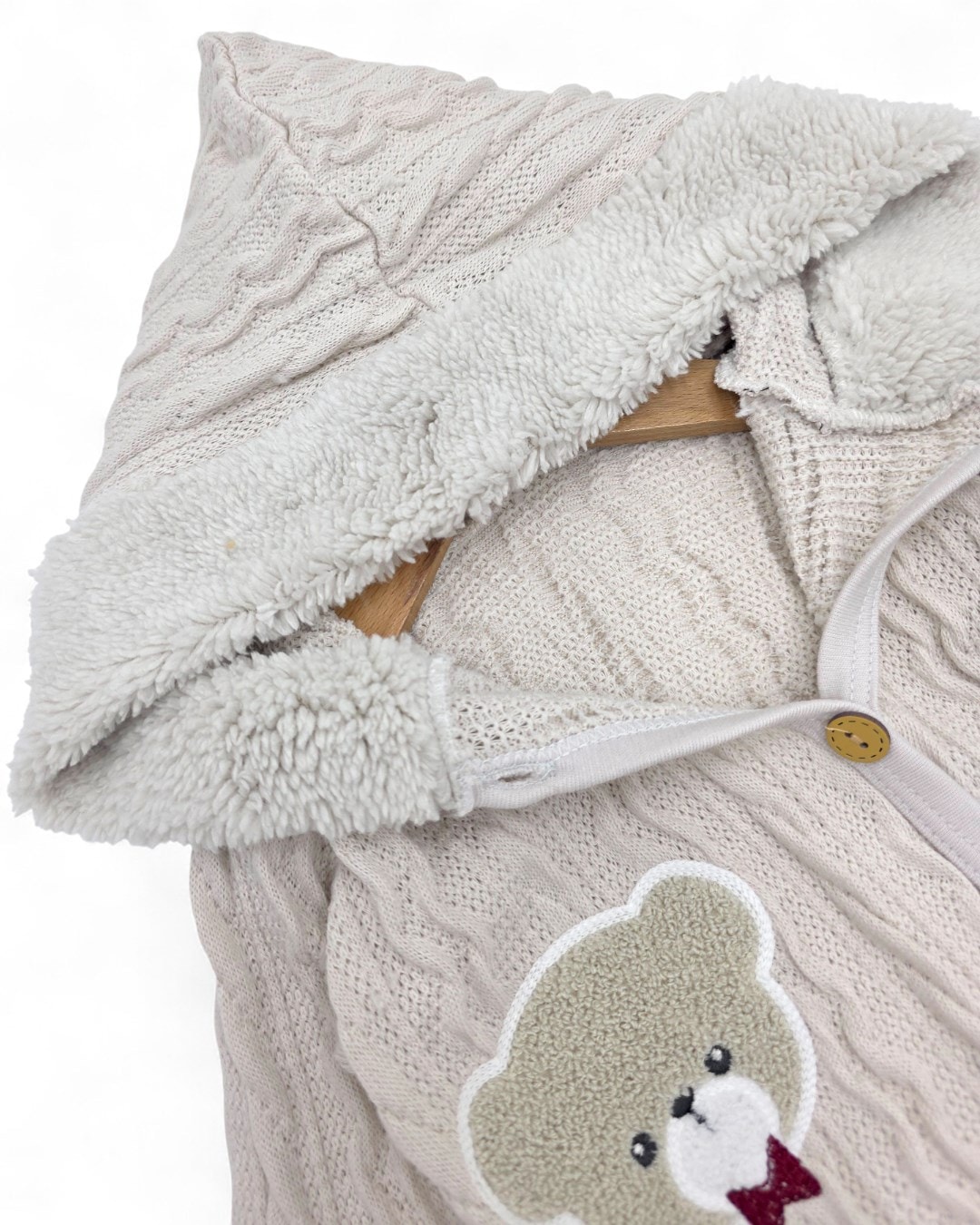 Mevsimlik Unisex Ayıcık Nakışlı 0-3-6-9 Ay  Triko Tulum, Ayakları Kapalı, Ahşap Düğmeli , Kapüşonlu R2205