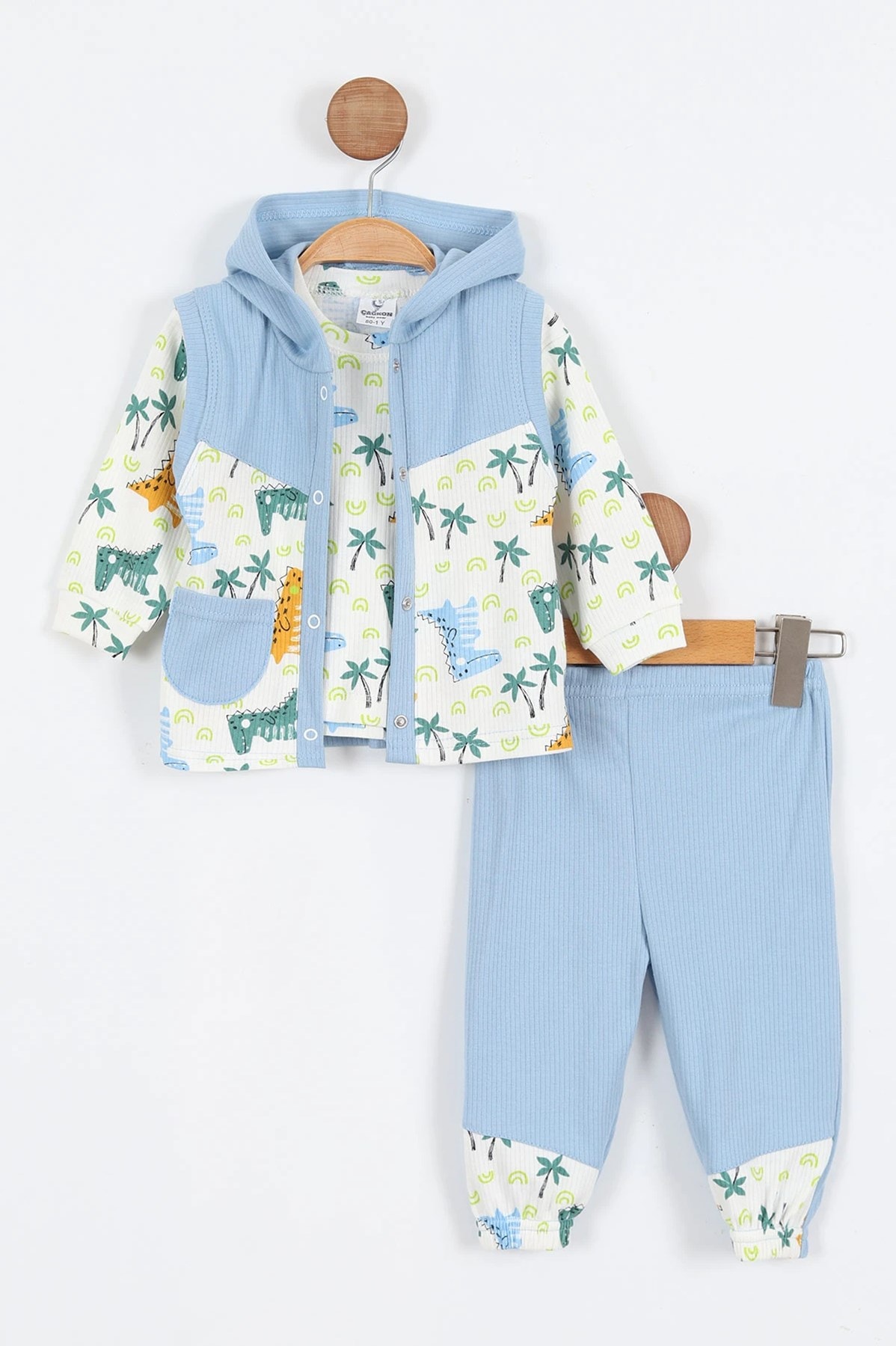ERKEK BEBEK MEVSİMLİK 3 PARÇA YELEKLİ KAPÜŞONLU DİNOZOR BASKILI 3'LÜ TAKIM R1815