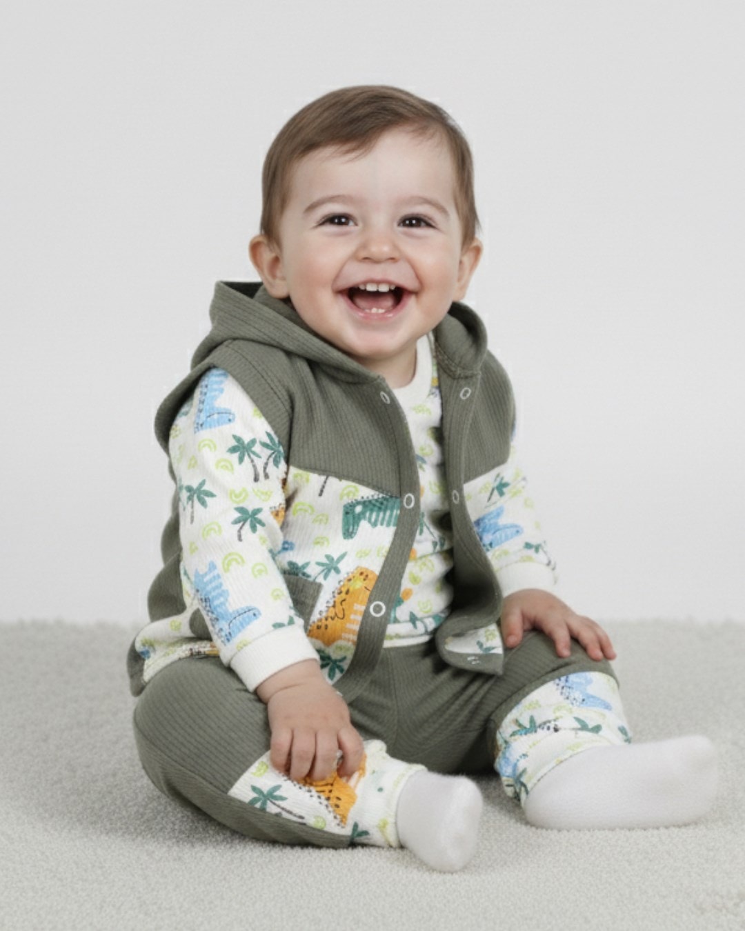 ERKEK BEBEK MEVSİMLİK 3 PARÇA YELEKLİ KAPÜŞONLU DİNOZOR BASKILI 3'LÜ TAKIM R1815 - HAKİ