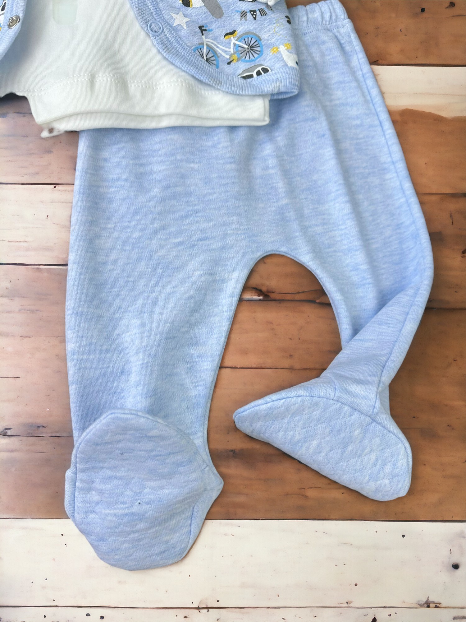 Erkek Bebek Nakışlı, Yelekli, Önlüklü, Şapkalı, Kendinden Eldivenli 5 Parça Hastane Çıkışı Zıbın Set R645
