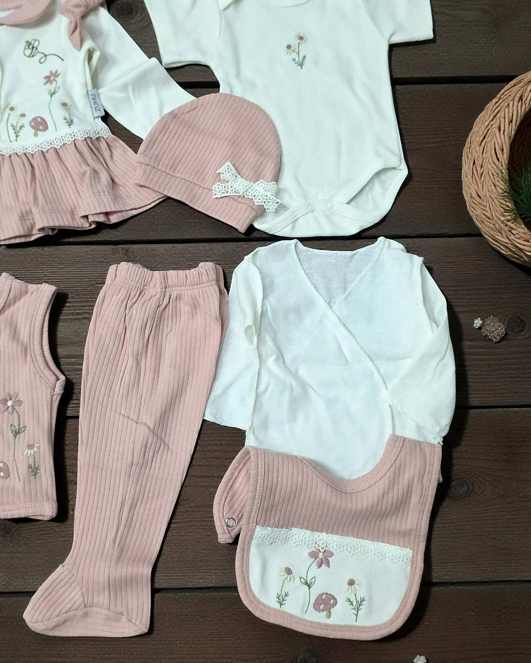 Kız Bebek Çiçek Nakışlı Fitilli, Bebe Yakalı 10 Parça Hastane Çıkışı Zıbın Seti R2356