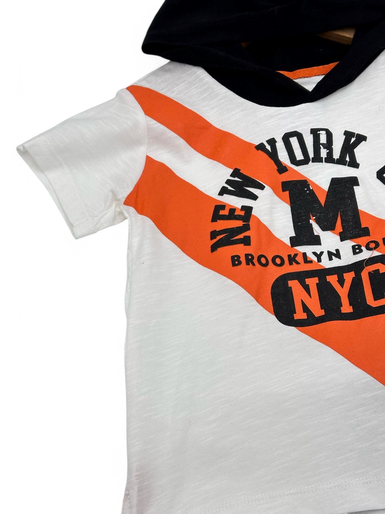 ERKEK ÇOCUK YAZLIK 2-3-4-5-6 YAŞ NY BASKILI KAPÜŞONLU T-SHIRT VE ŞORTLU TAKIM R1777