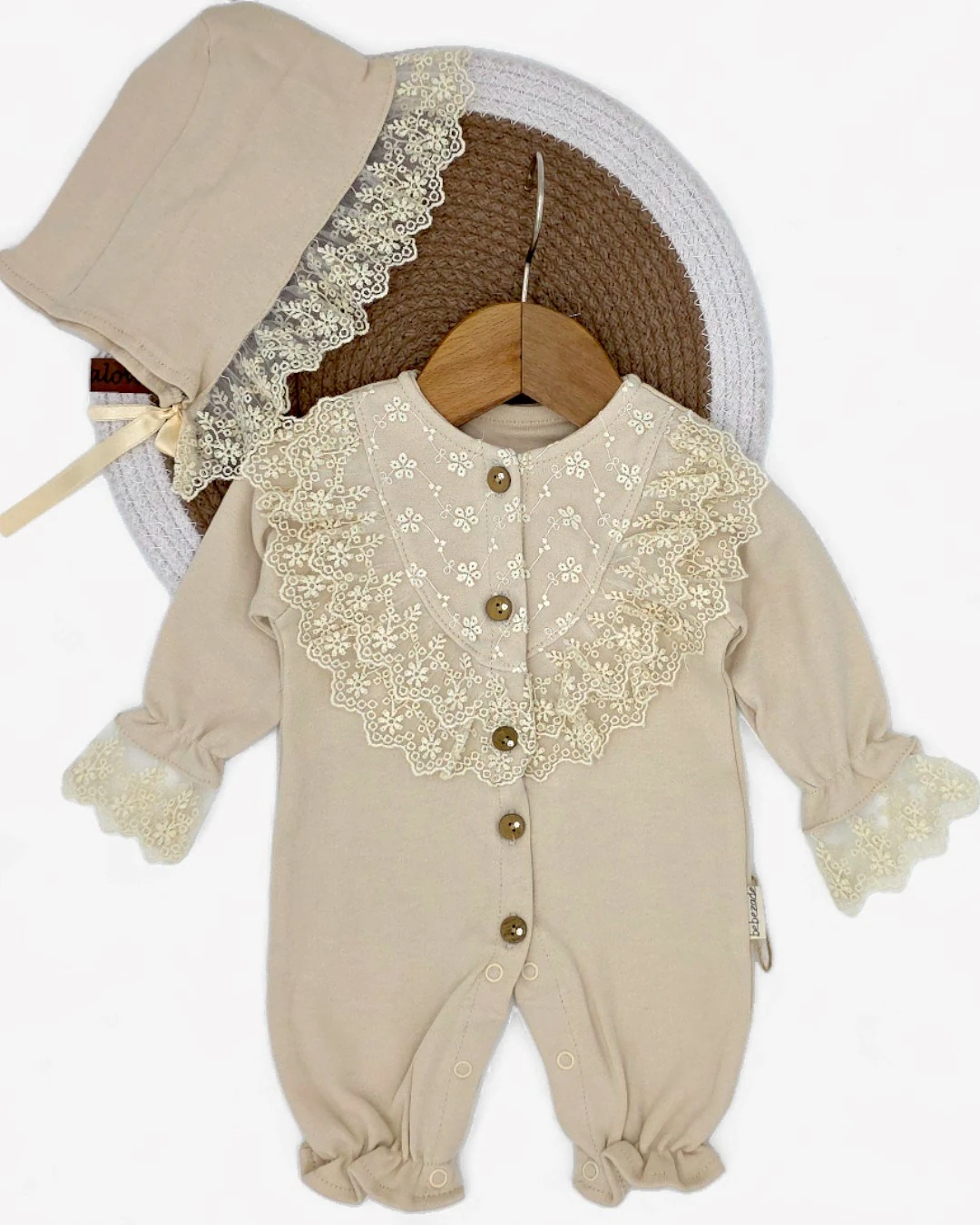 KIZ BEBEK FİSTO DANTEL DETAYLI ŞAPKALI 0-3-6-9-12 AY ŞIK BEBEK TULUMU R2004 - KREM