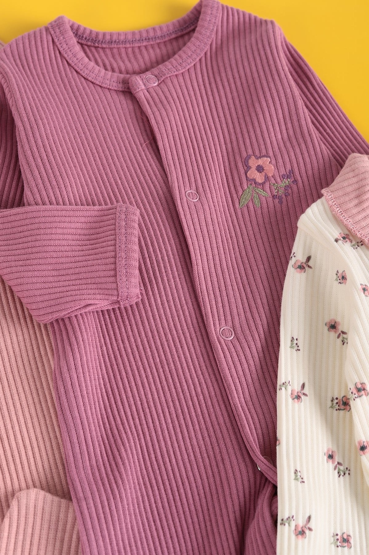 KIZ BEBEK 0-3 / 3-6 / 6-9 AY ÇİÇEK BASKILI PATİKLİ ALTTAN ÇITÇITLI 3'LÜ TULUM SETİ R1976