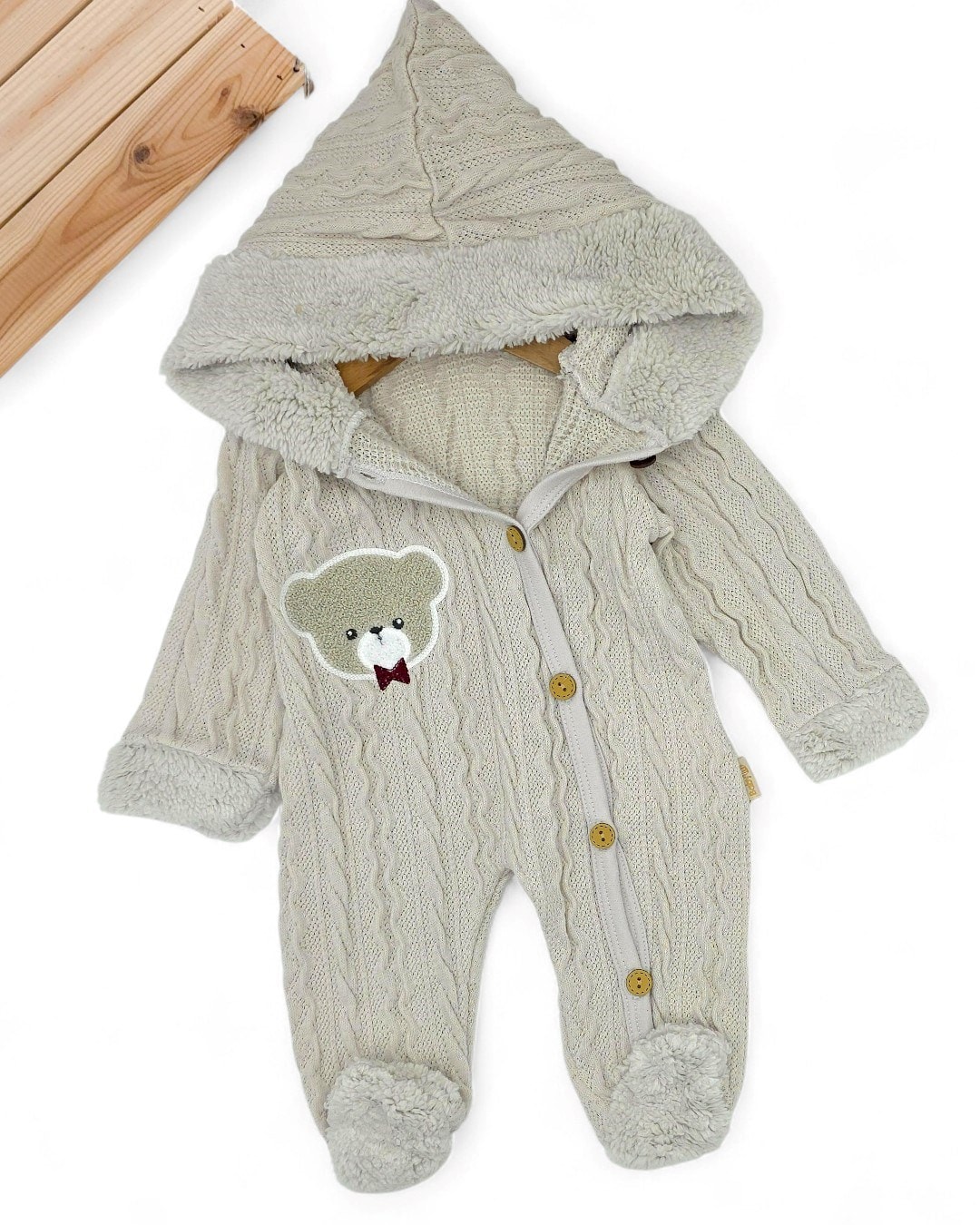 Mevsimlik Unisex Ayıcık Nakışlı 0-3-6-9 Ay  Triko Tulum, Ayakları Kapalı, Ahşap Düğmeli , Kapüşonlu R2205
