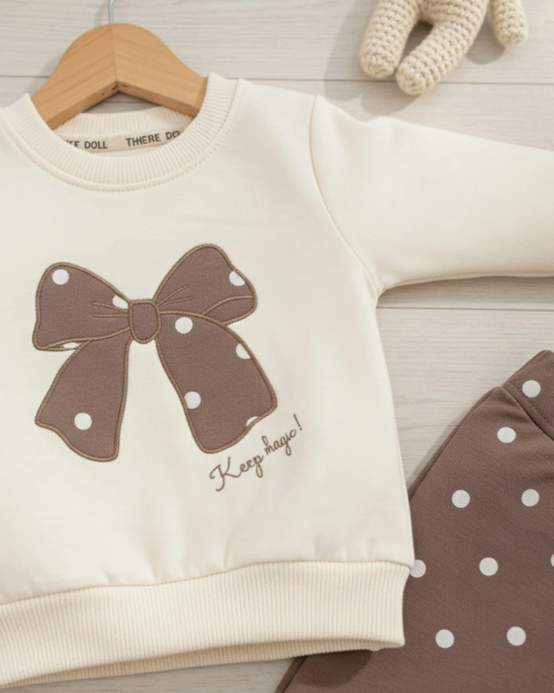 Kız Bebek Fiyonklu Mevsimlik 2'li Takım (6-24 Ay) – Puantiyeli Alt, Nakış Detaylı Üst R2380