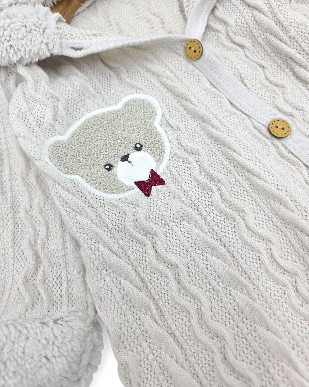 Mevsimlik Unisex Ayıcık Nakışlı 0-3-6-9 Ay  Triko Tulum, Ayakları Kapalı, Ahşap Düğmeli , Kapüşonlu R2205