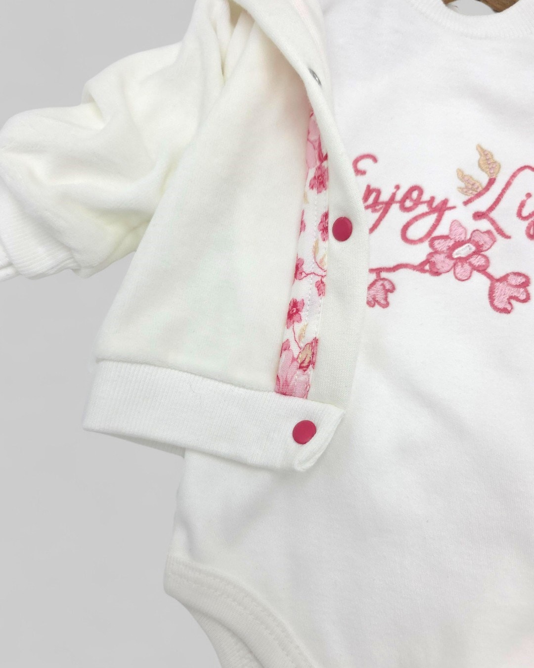 Pembe Çiçek Detaylı 3 Parça Kadife Bebek Takımı | 0-9 Ay Kız Bebek Kadife  Hırka Ve Pantolonlu Seti R2211