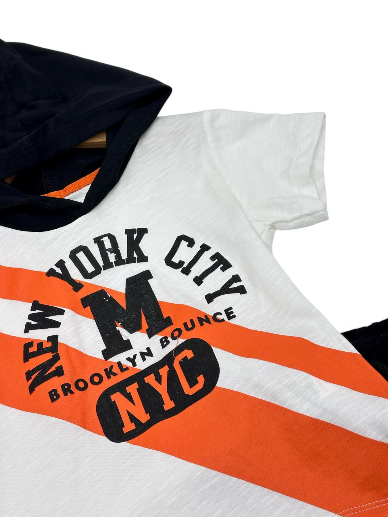 ERKEK ÇOCUK YAZLIK 2-3-4-5-6 YAŞ NY BASKILI KAPÜŞONLU T-SHIRT VE ŞORTLU TAKIM R1777