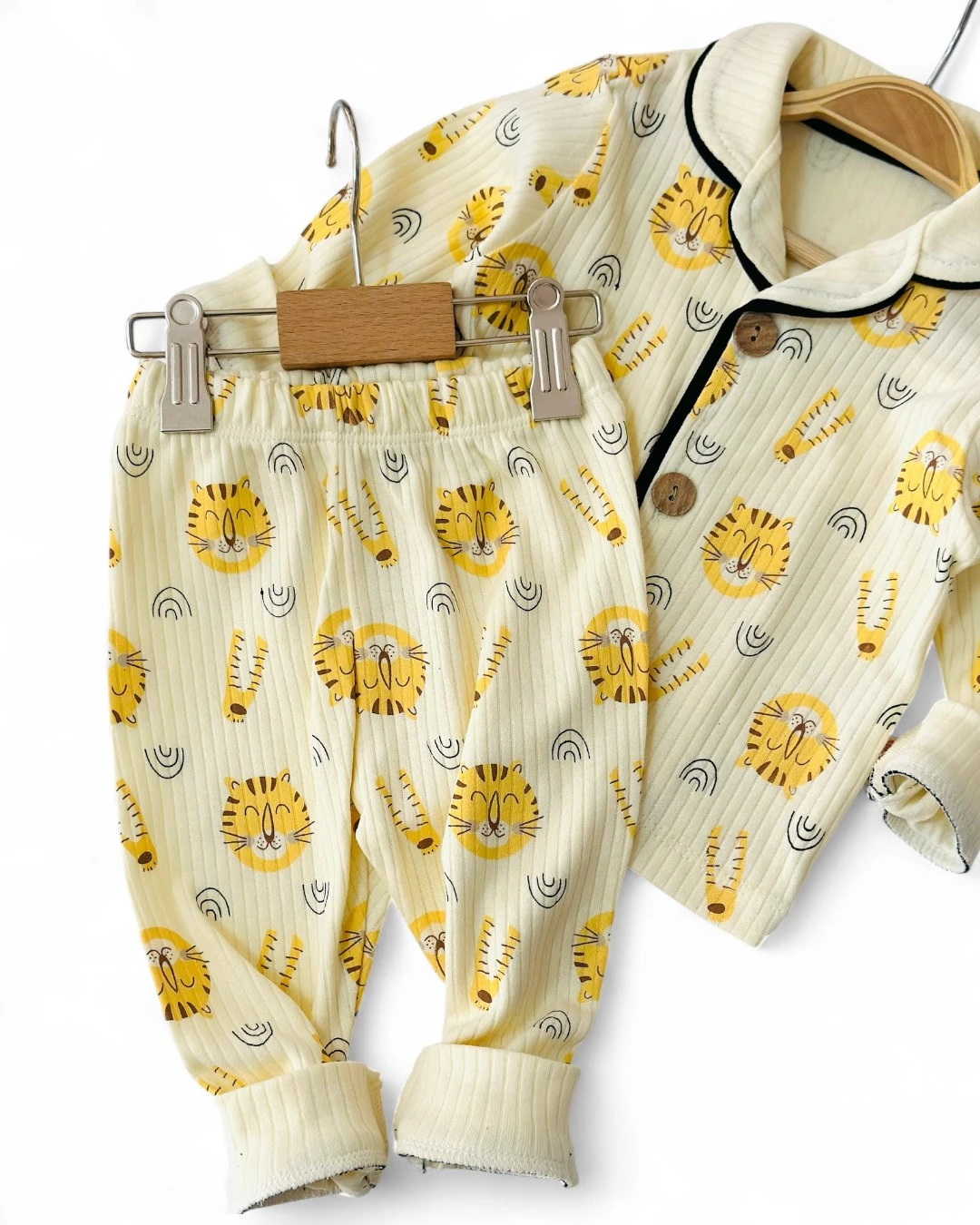 Erkek Bebek Sevimli Kaplan Baskılı 6-9-12-18-24 Aylık Mevsimlik Fitilli Kruvaze Yakalı Gecelik Pijama Takımı R2338