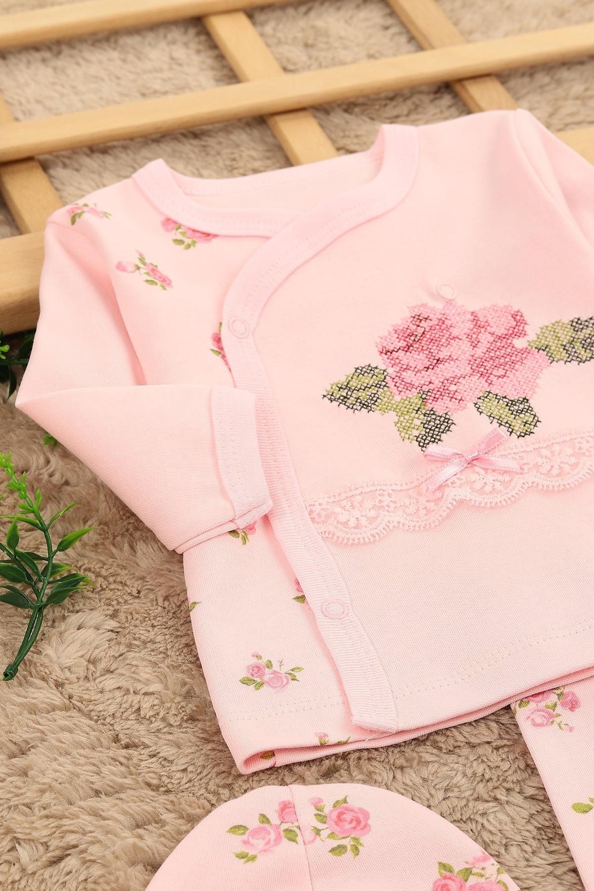 Kız Bebek Kaneviçe Gül Detaylı Fiyonklu 3 Parça Hastane Çıkışı / Zıbın Seti / Bebek Takım YeniDoğan R429