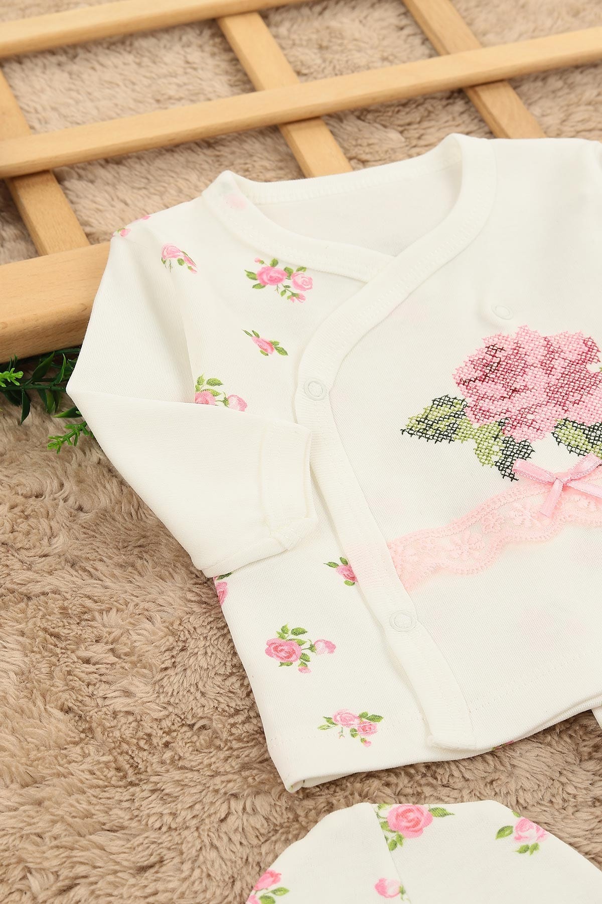 Kız Bebek Kaneviçe Gül Detaylı Fiyonklu 3 Parça Hastane Çıkışı / Zıbın Seti / Bebek Takım YeniDoğan R429