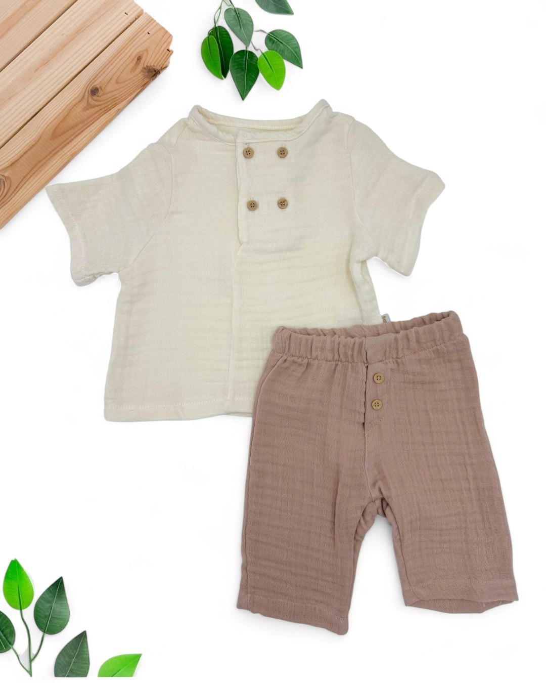 ERKEK BEBEK YAZLIK ÇİFT KAT MÜSLİN KUMAŞ DÜĞME DETAYLI KAPRİLİ 6-9-12-18-24 AY TAKIM  R1834 - BEJ