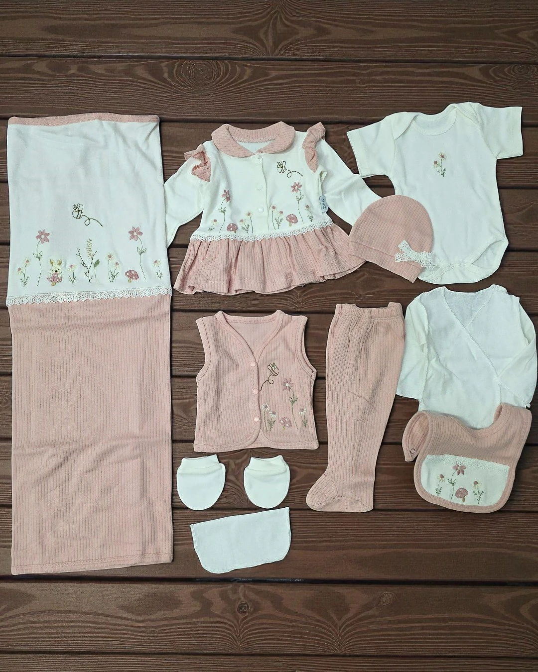 Kız Bebek Çiçek Nakışlı Fitilli, Bebe Yakalı 10 Parça Hastane Çıkışı Zıbın Seti R2356 - GÜL KURUSU