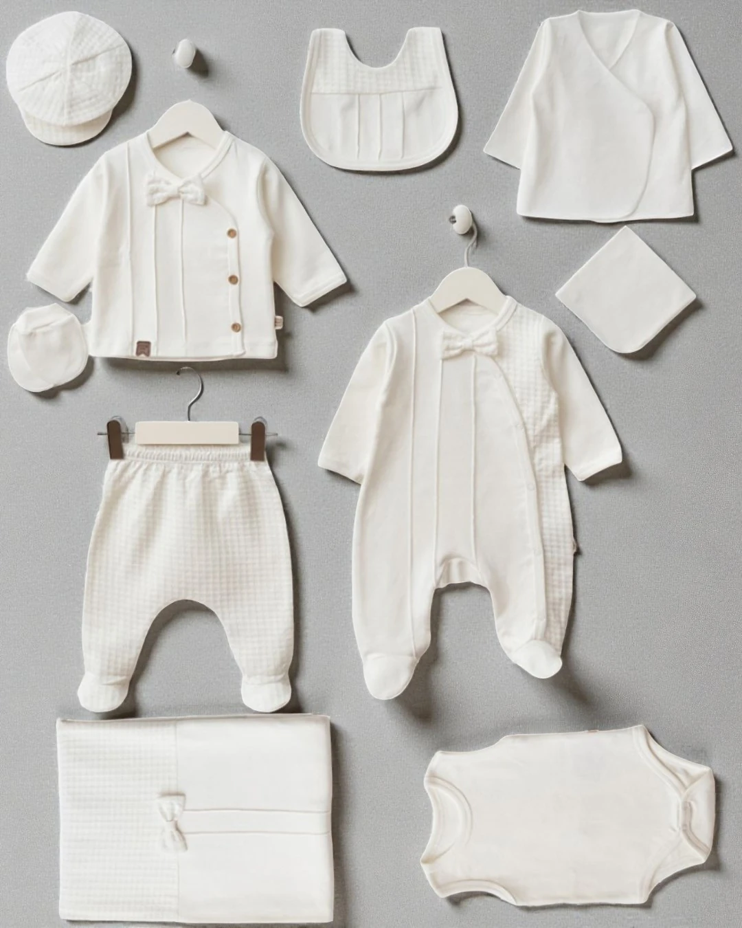 Erkek Bebek Nervüllü, Papyonlu Düz Beyaz 10 Parça Premium Hastane Çıkışı Zıbın Seti R2370