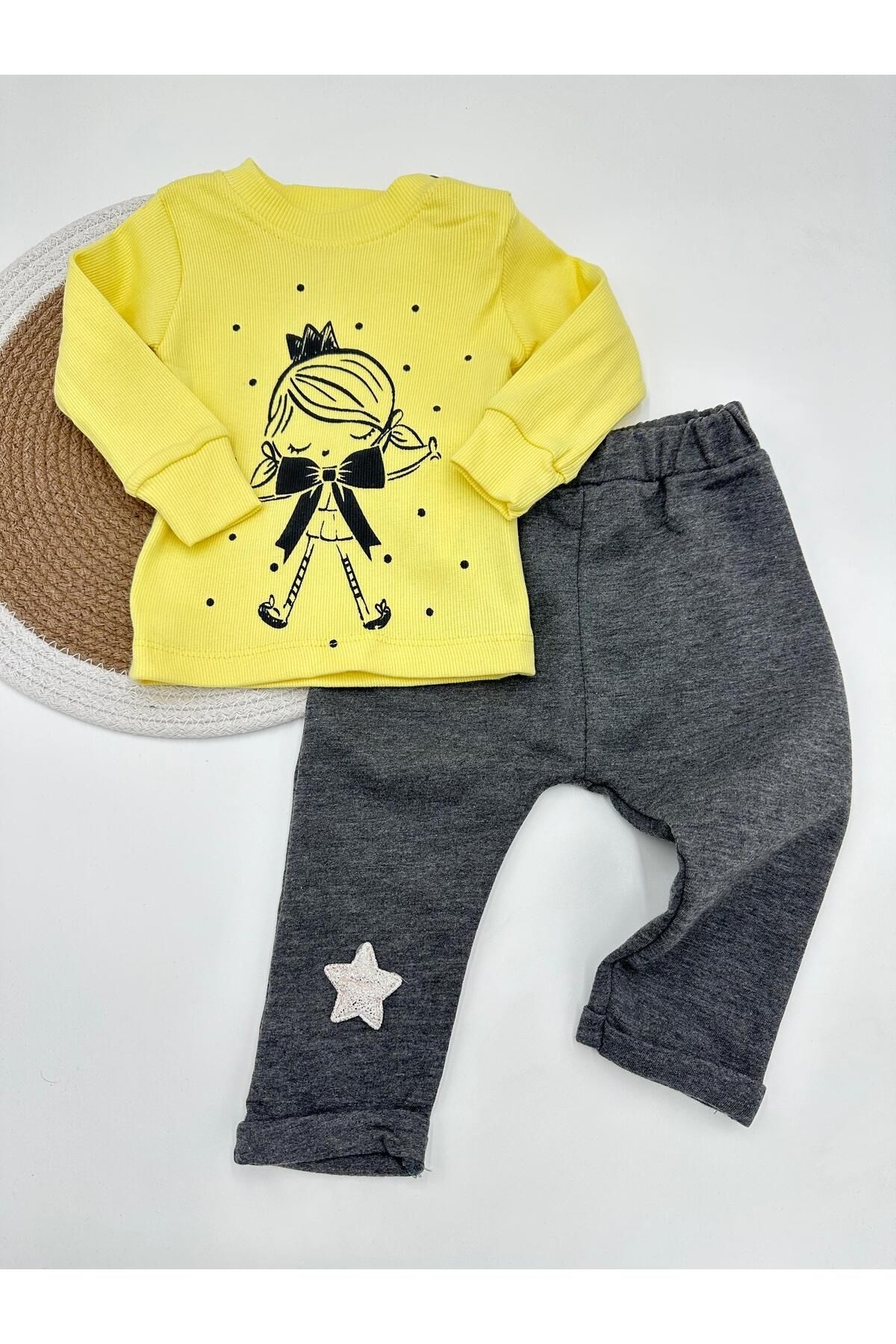 KIZ BEBEK BASKILI 3 PARÇA ŞİŞME ELYAF YELEKLİ KAPÜŞONLU ALT ÜST BEBEK TAKIMI 6-9-12-18 AY R1098