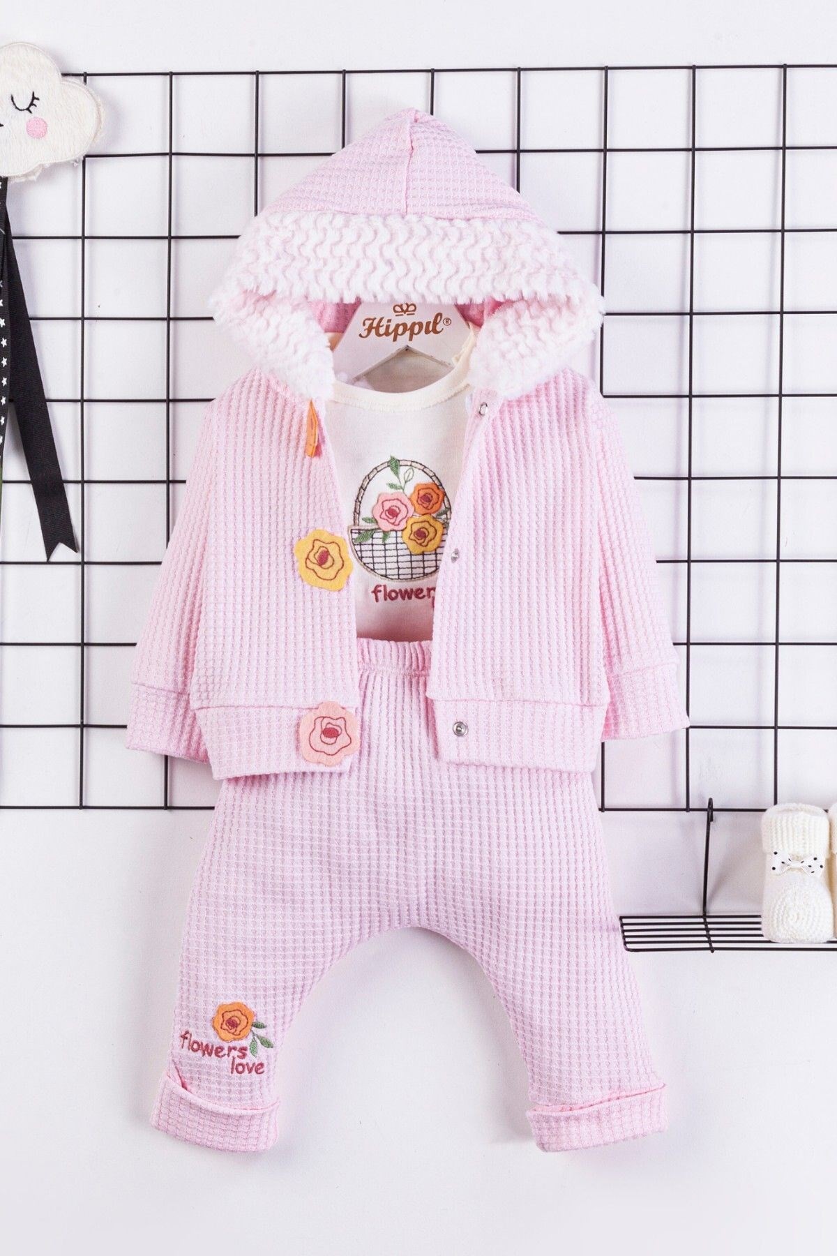 KIZ BEBEK ÇİÇEK NAKIŞLI PELUŞ KAPÜŞONLU 3 PARÇA ZIBINLI MEVSİMLİK 3-6-9 AY BEBEK TAKIMI R1201 - PEMBE