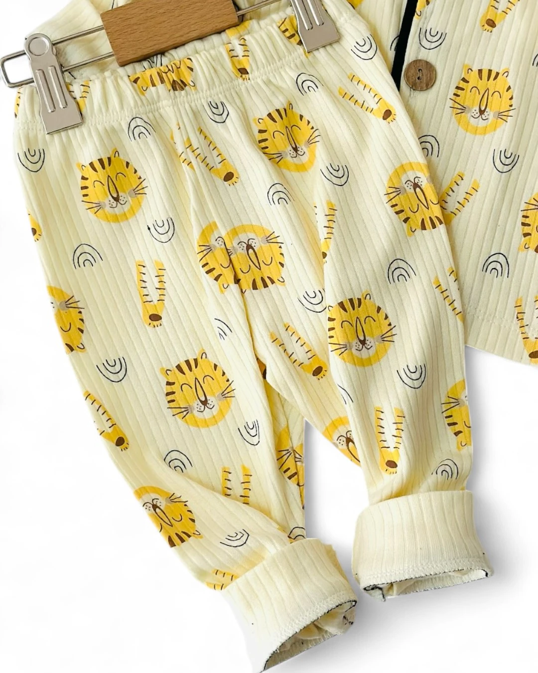 Erkek Bebek Sevimli Kaplan Baskılı 6-9-12-18-24 Aylık Mevsimlik Fitilli Kruvaze Yakalı Gecelik Pijama Takımı R2338