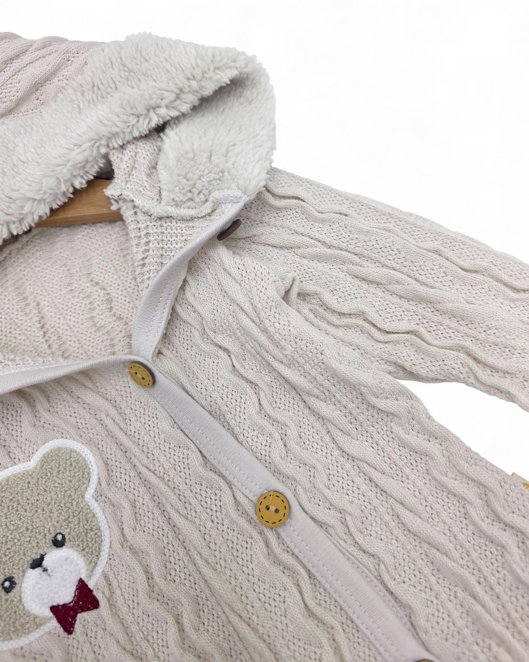 Mevsimlik Unisex Ayıcık Nakışlı 0-3-6-9 Ay  Triko Tulum, Ayakları Kapalı, Ahşap Düğmeli , Kapüşonlu R2205