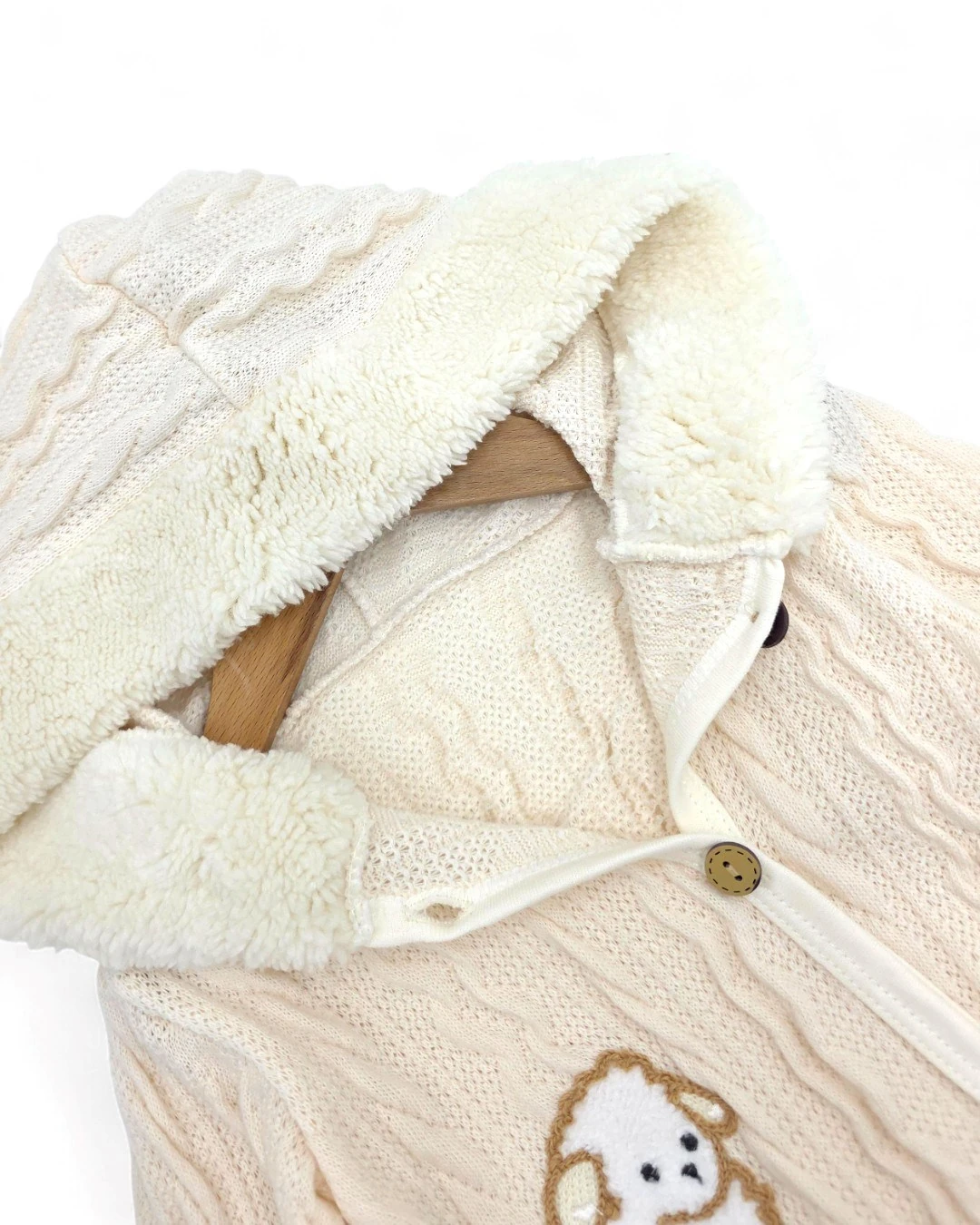 Mevsimlik Unisex Kuzu Nakışlı 0-3-6-9 Ay  Triko Tulum, Ayakları Kapalı, Ahşap Düğmeli , Kapüşonlu  R2204