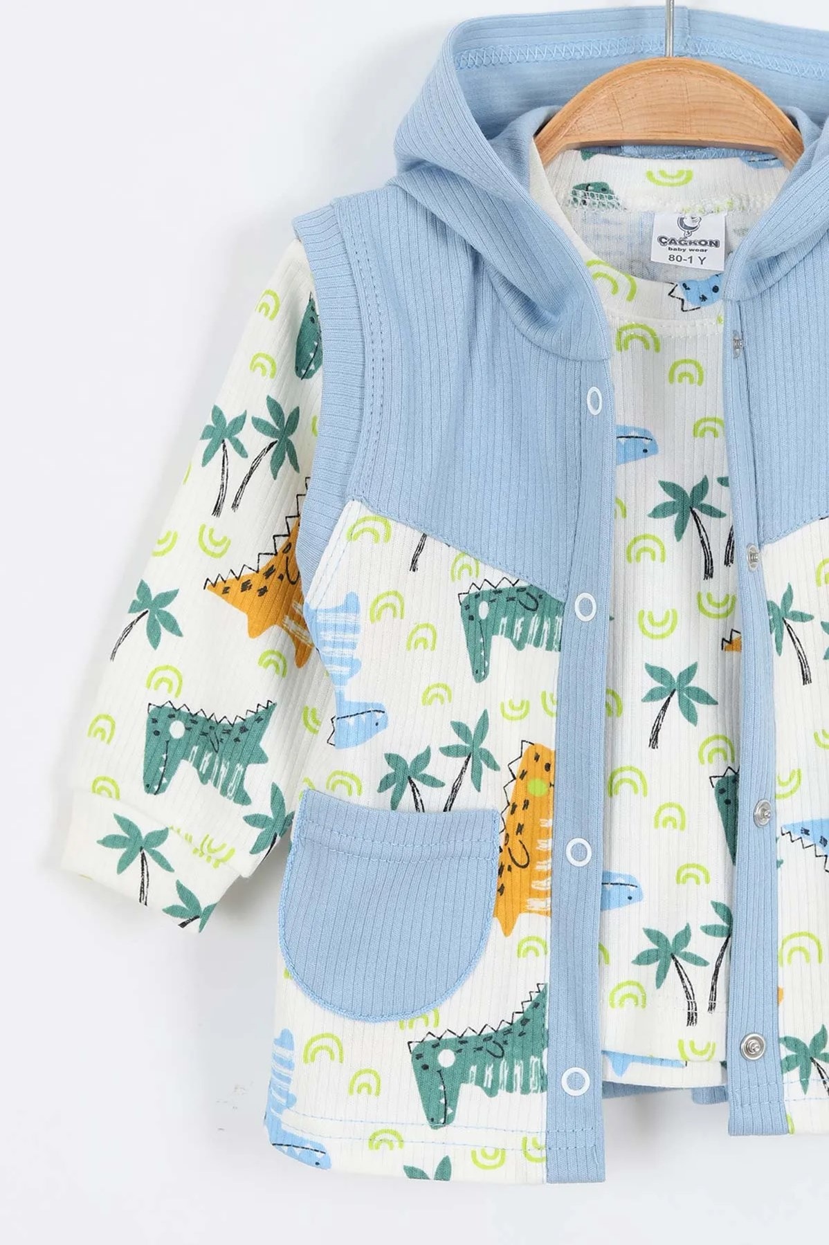 ERKEK BEBEK MEVSİMLİK 3 PARÇA YELEKLİ KAPÜŞONLU DİNOZOR BASKILI 3'LÜ TAKIM R1815