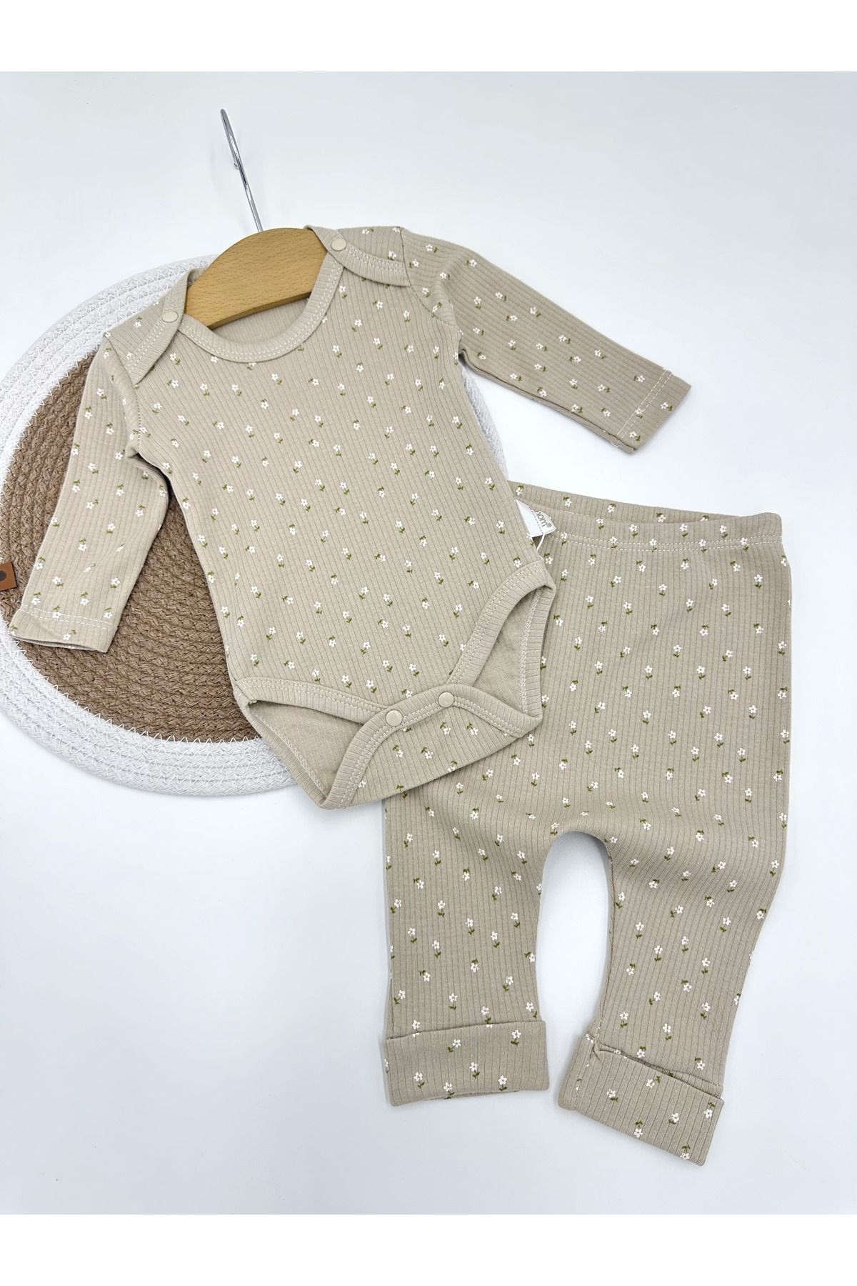 Kız Bebek Yenidoğan Çiçek Desenli Fitilli Çıtçıtlı Badi ve Altlı Natural Pamuk Bebek Takımı 0-9 Ay R1049 - VİZON