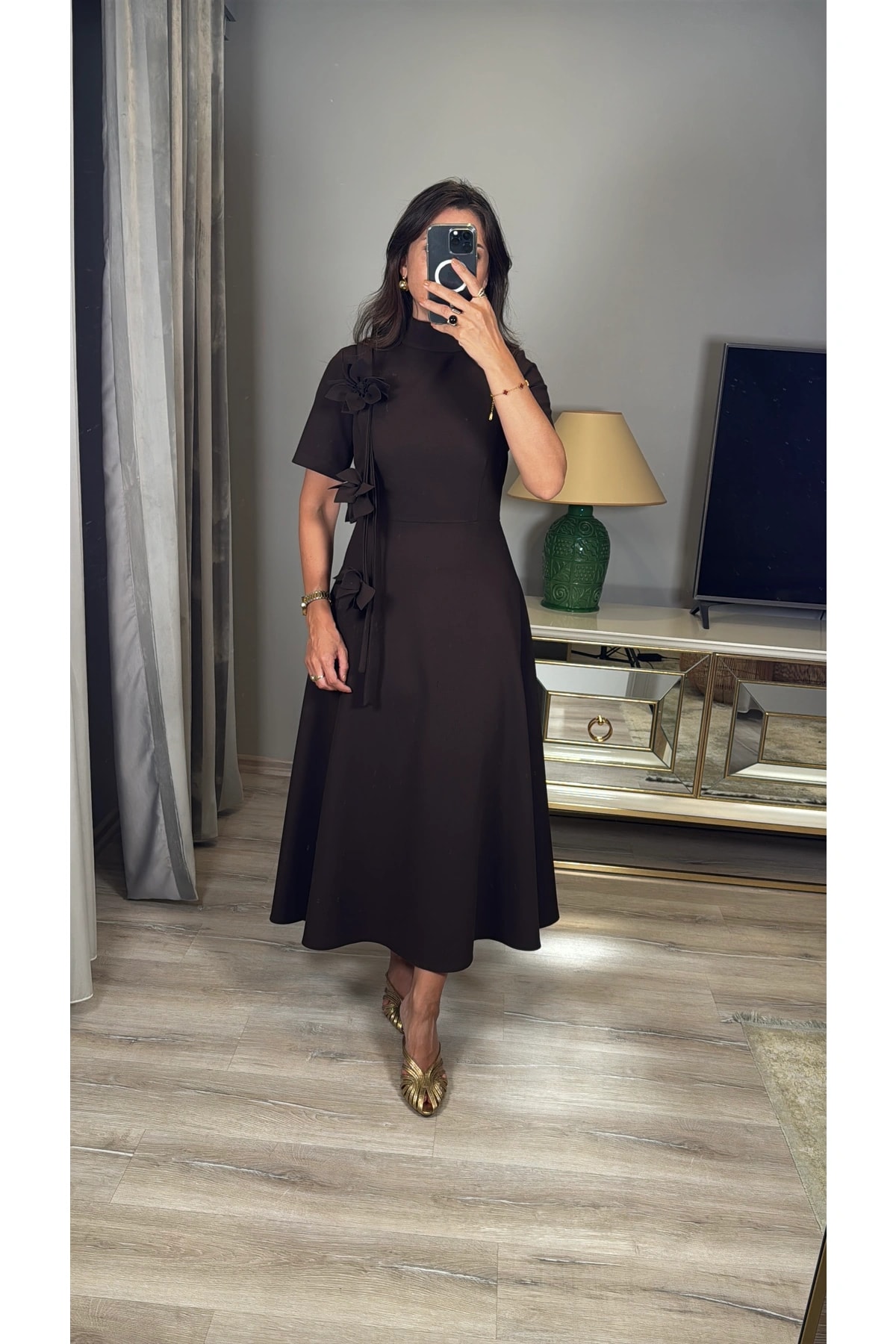 Çiçek Broşlu Midi Çan Elbise - kahverengi