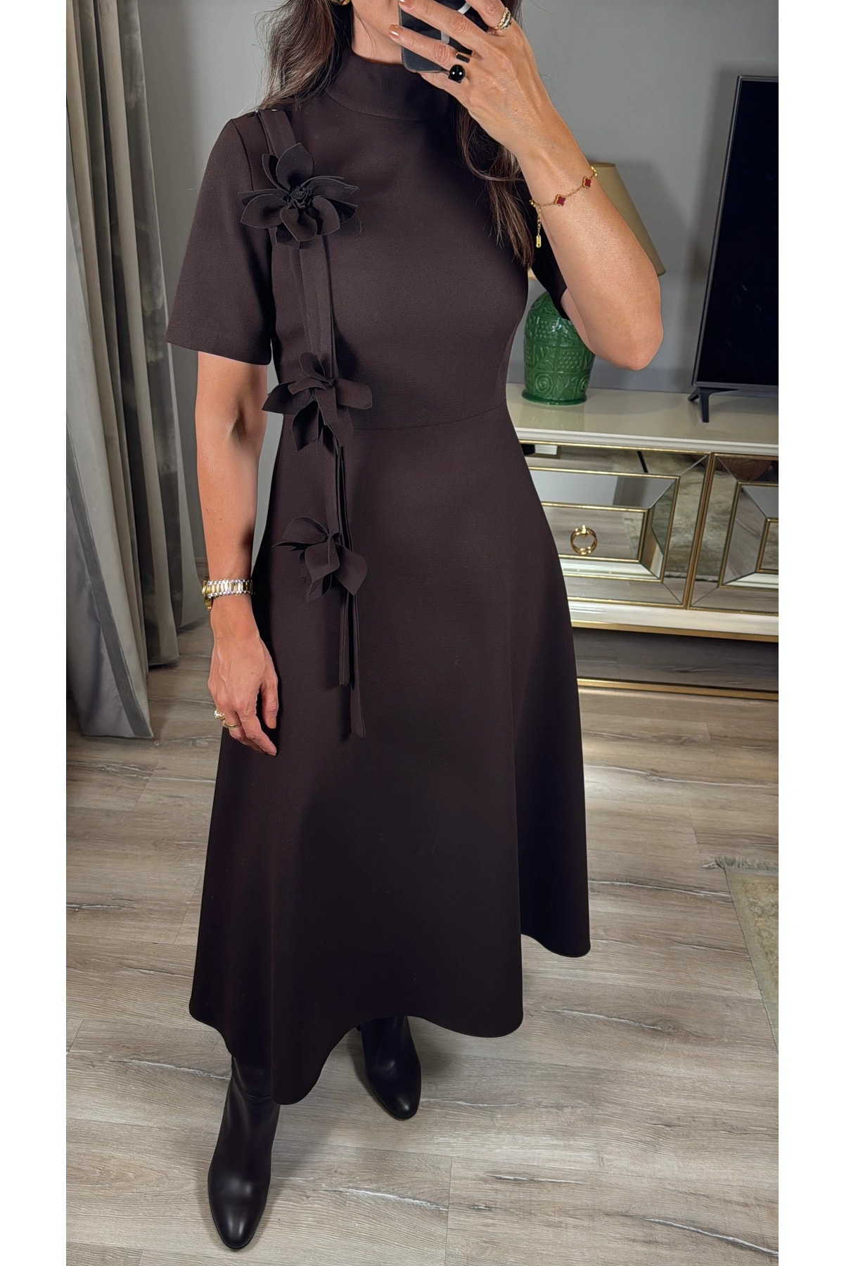 Çiçek Broşlu Midi Çan Elbise