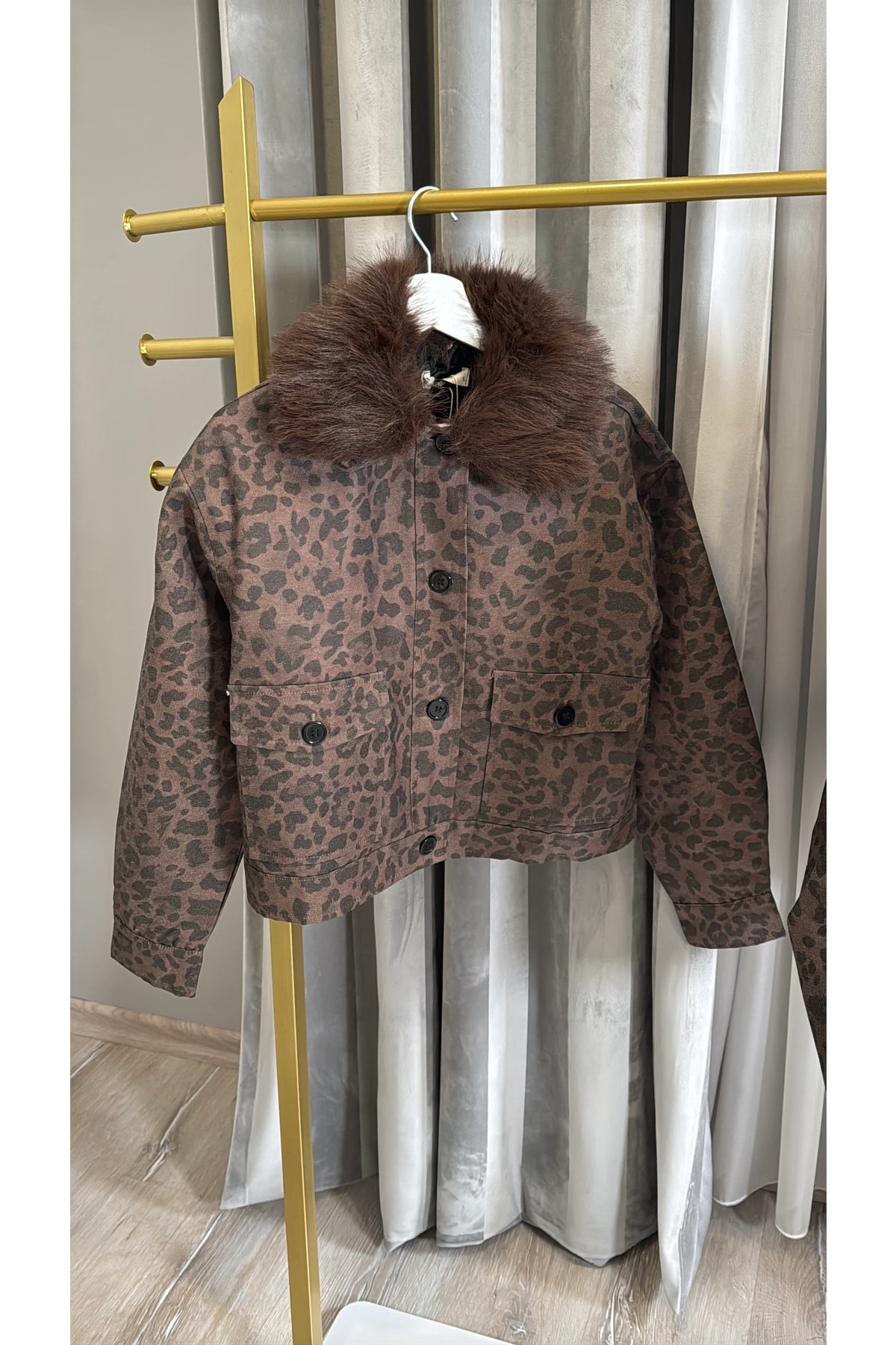 Yakası Çıkabilir Kürklü Leopar Ceket