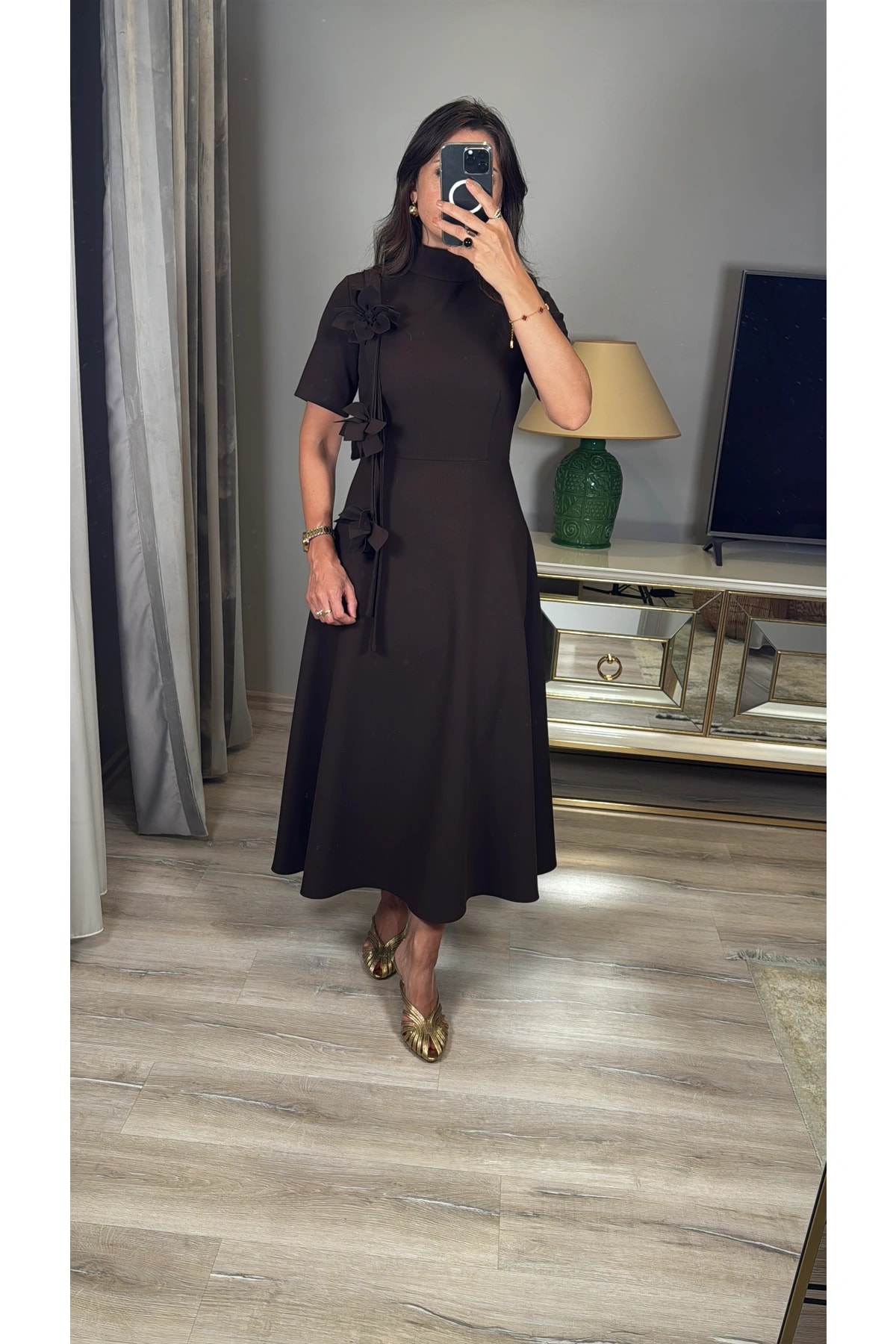 Çiçek Broşlu Midi Çan Elbise