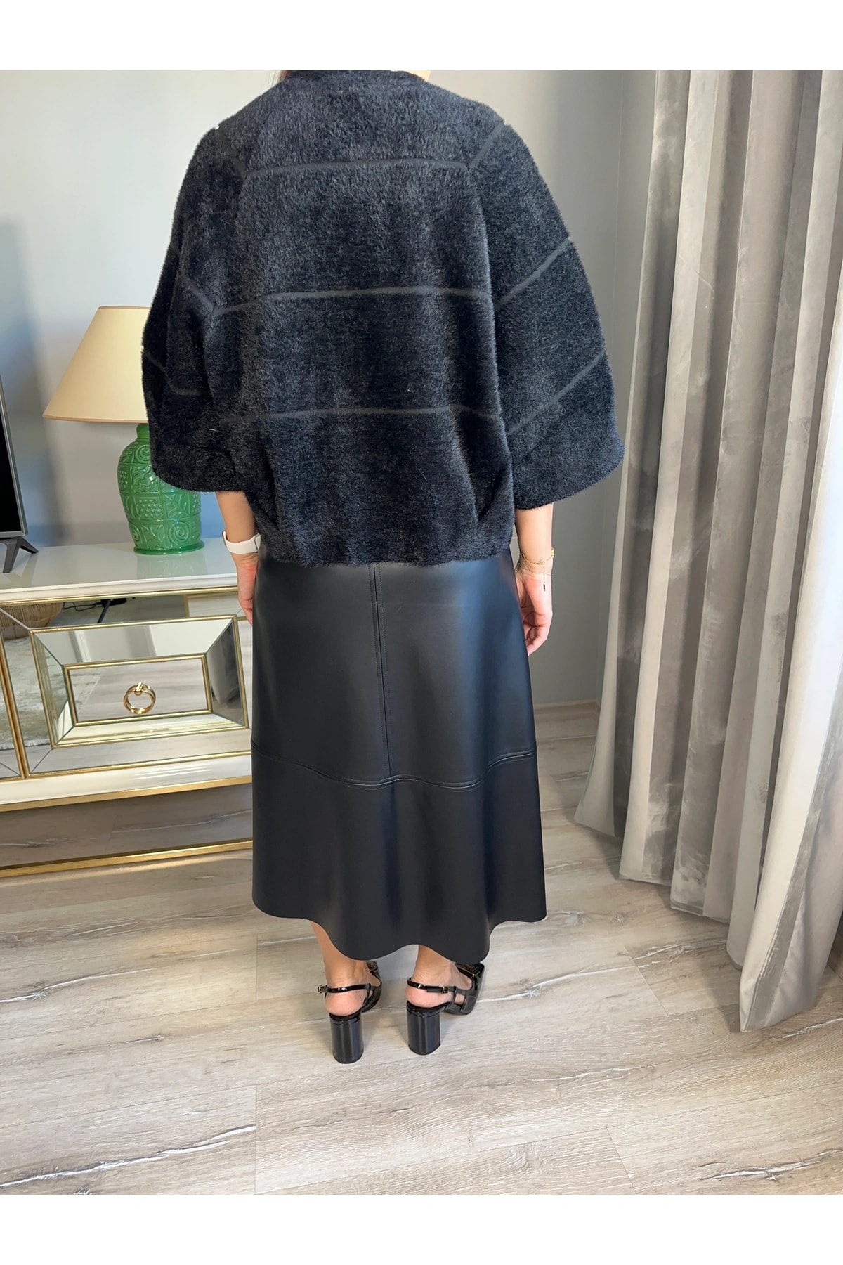 Truvakar Kol Tüylü Broşlu Triko Ceket