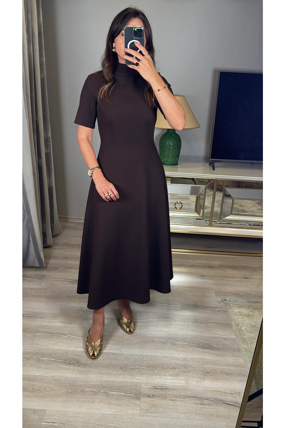 Çiçek Broşlu Midi Çan Elbise