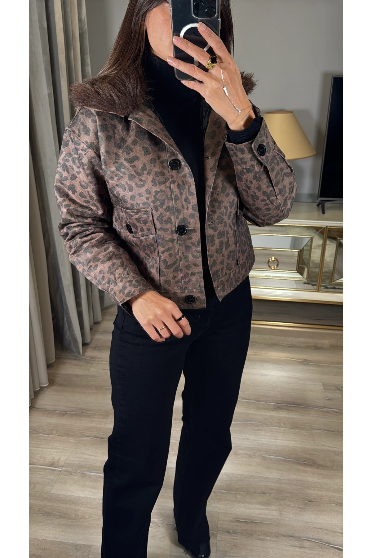 Yakası Çıkabilir Kürklü Leopar Ceket