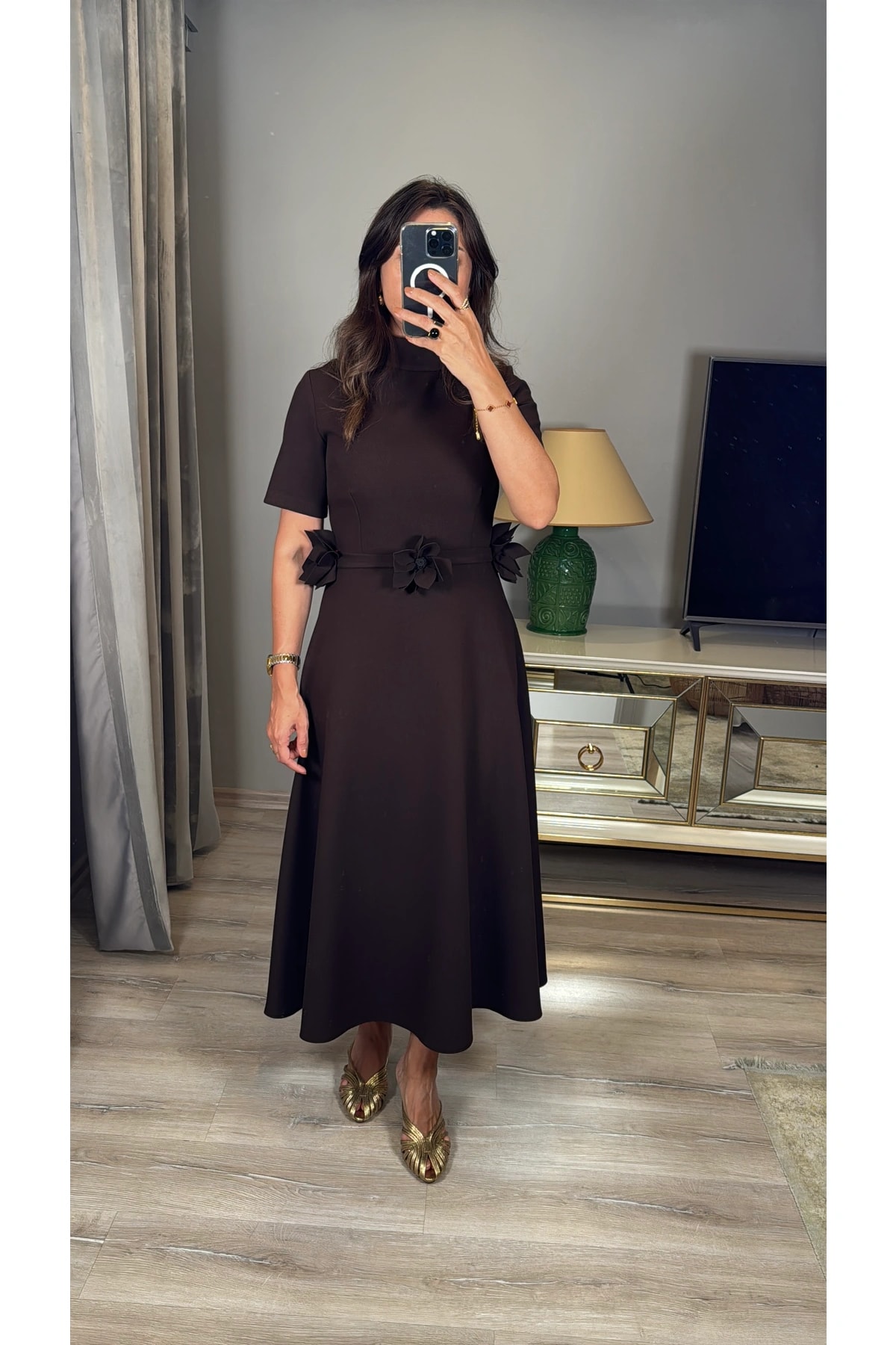 Çiçek Broşlu Midi Çan Elbise