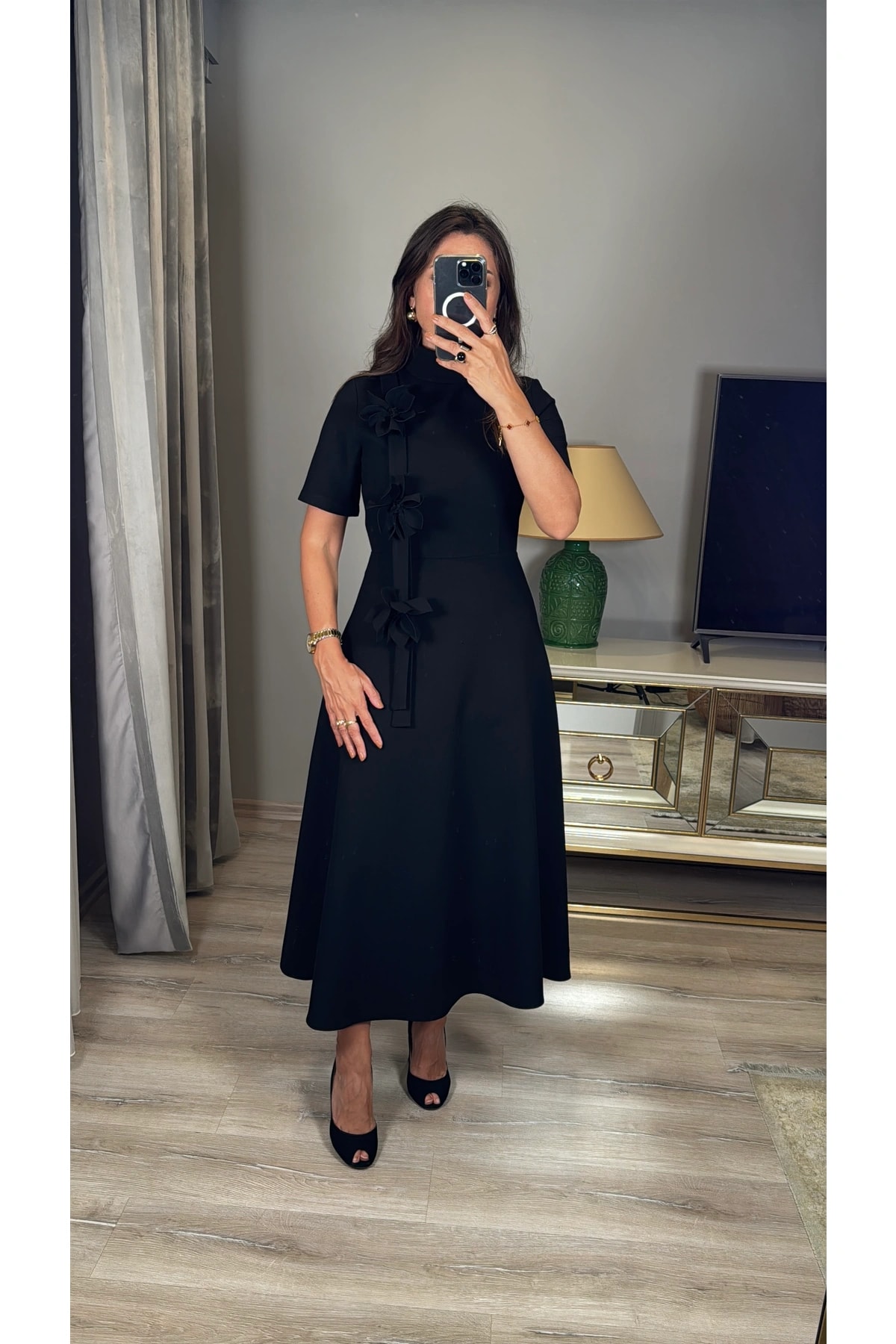 Çiçek Broşlu Midi Çan Elbise - Siyah