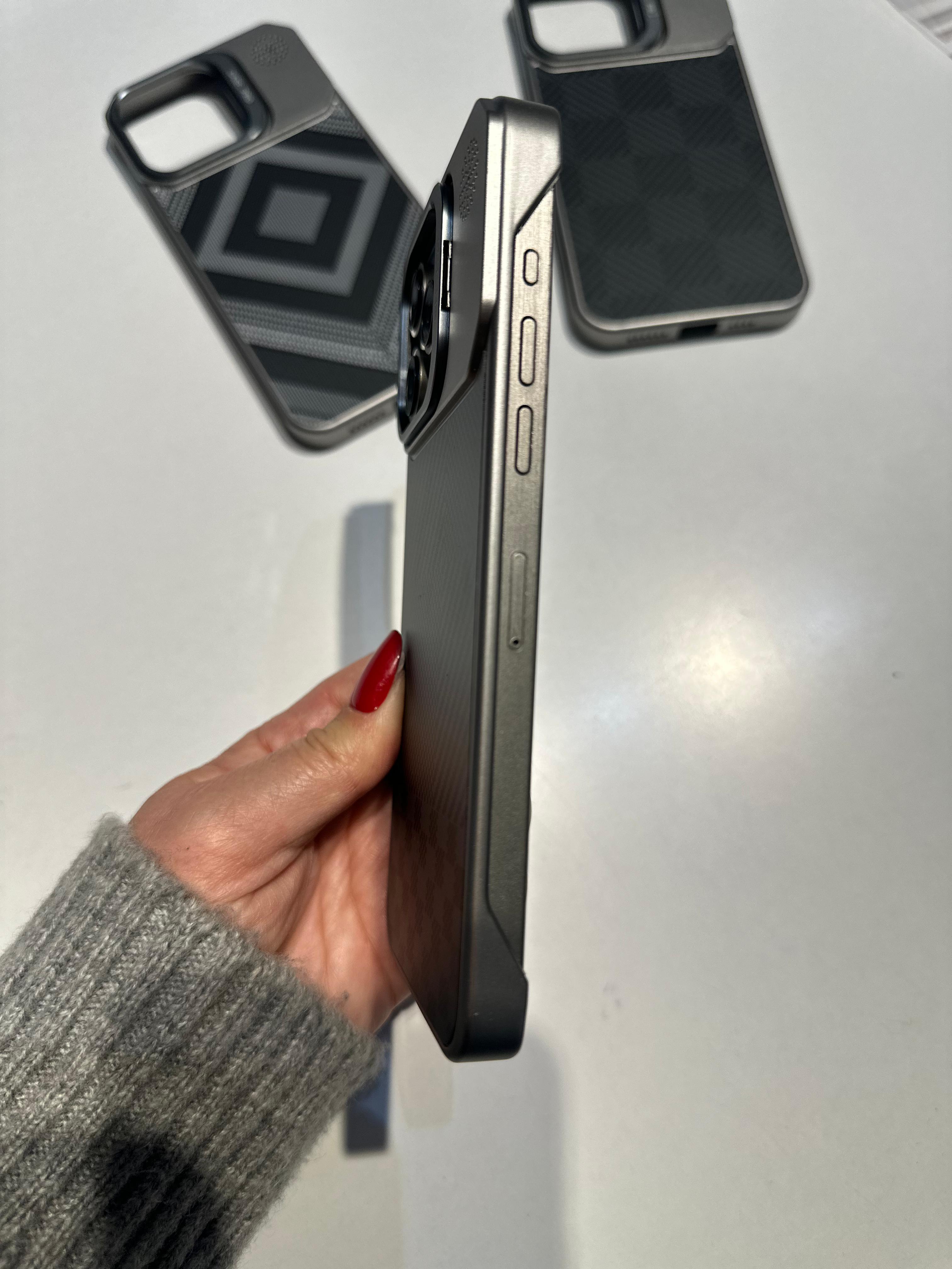 Karbon Görünümlü Gizli Magsafe Destekli Ultra İnce Stantlı Kılıf - Karbon Hybrid - Naturel