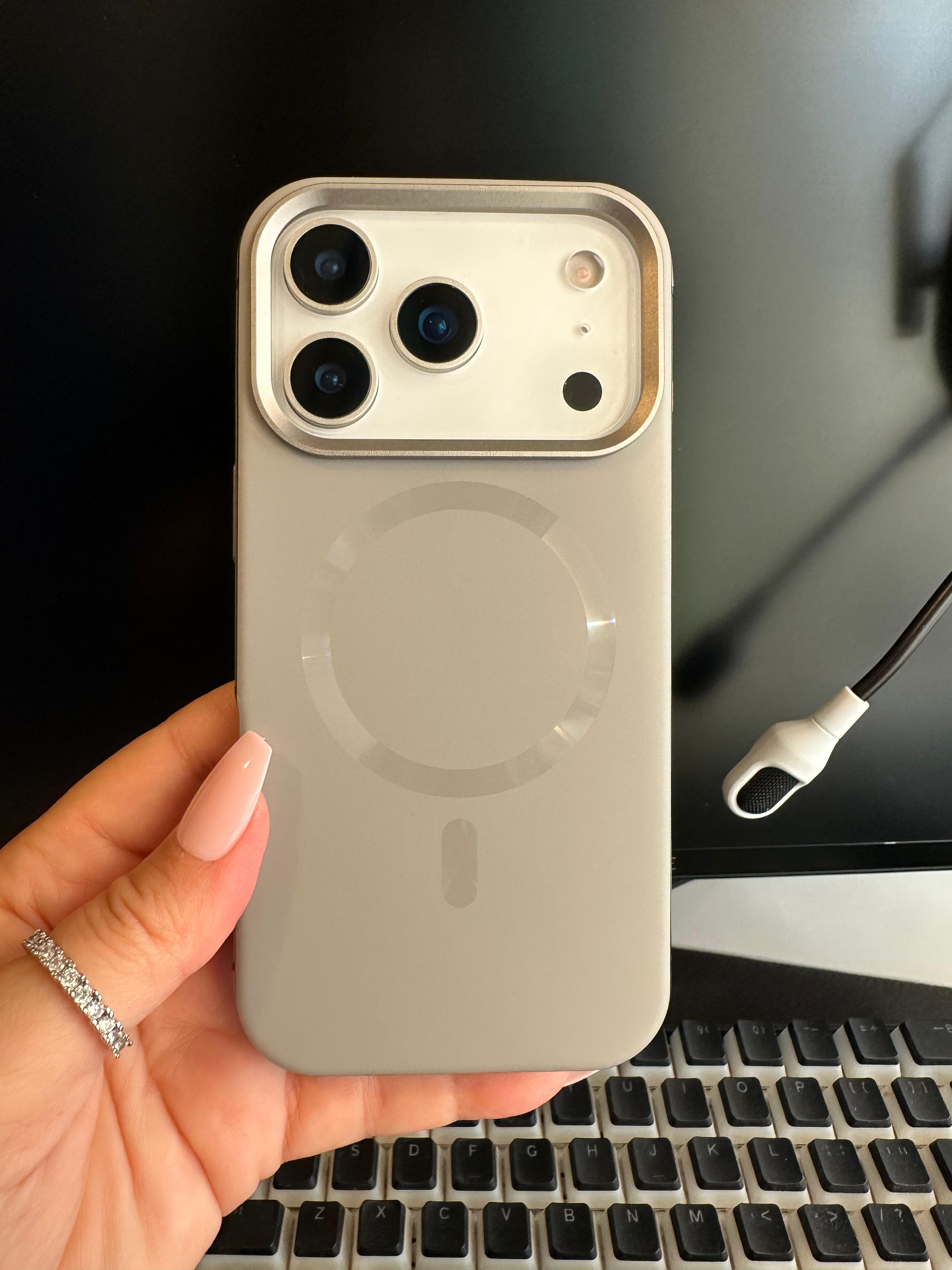 Premium Parlak Magsafe Özellikli Kılıf - Naturel