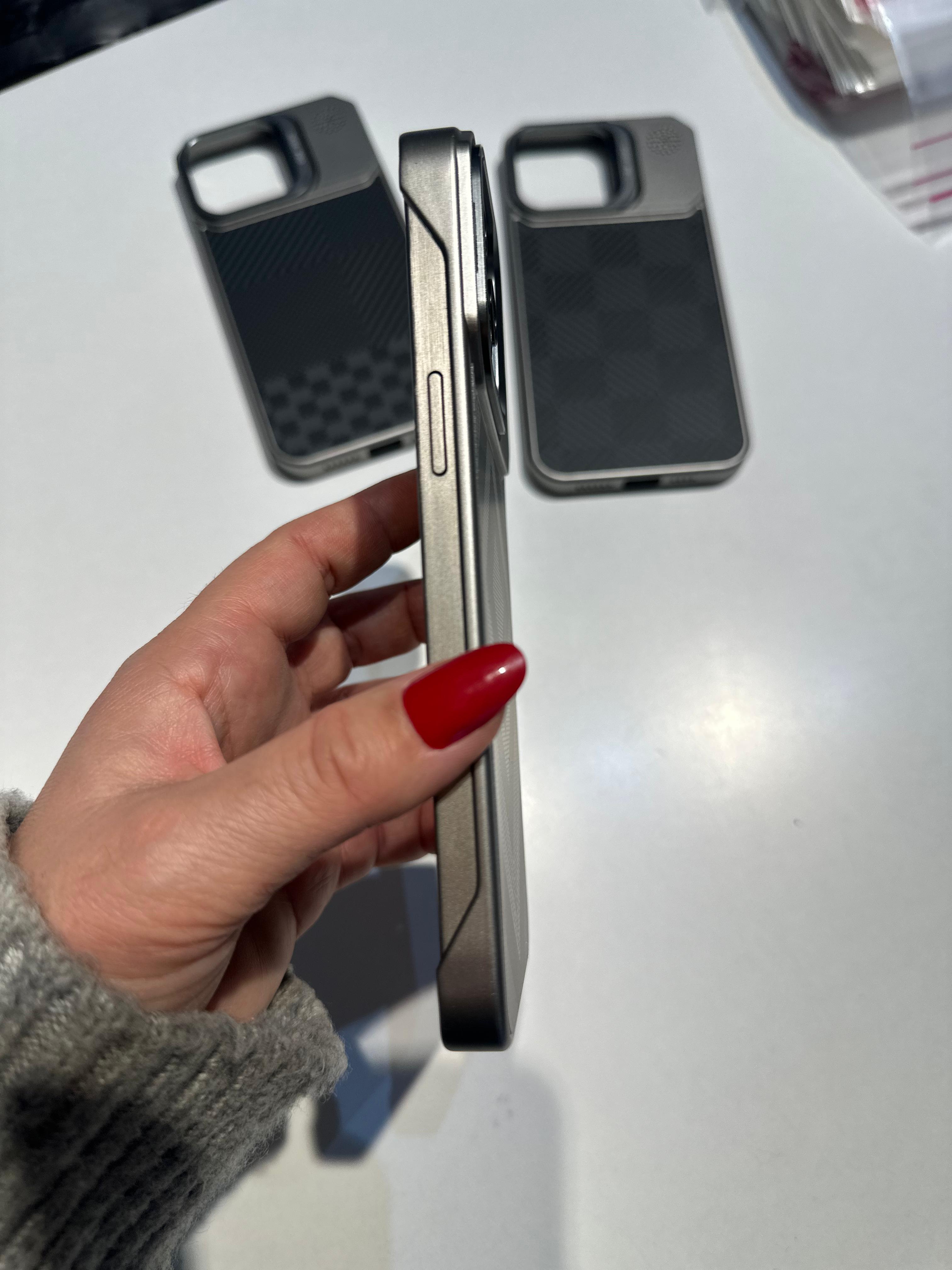 Karbon Görünümlü Gizli Magsafe Destekli Ultra İnce Stantlı Kılıf - Karbon Chevron - Naturel