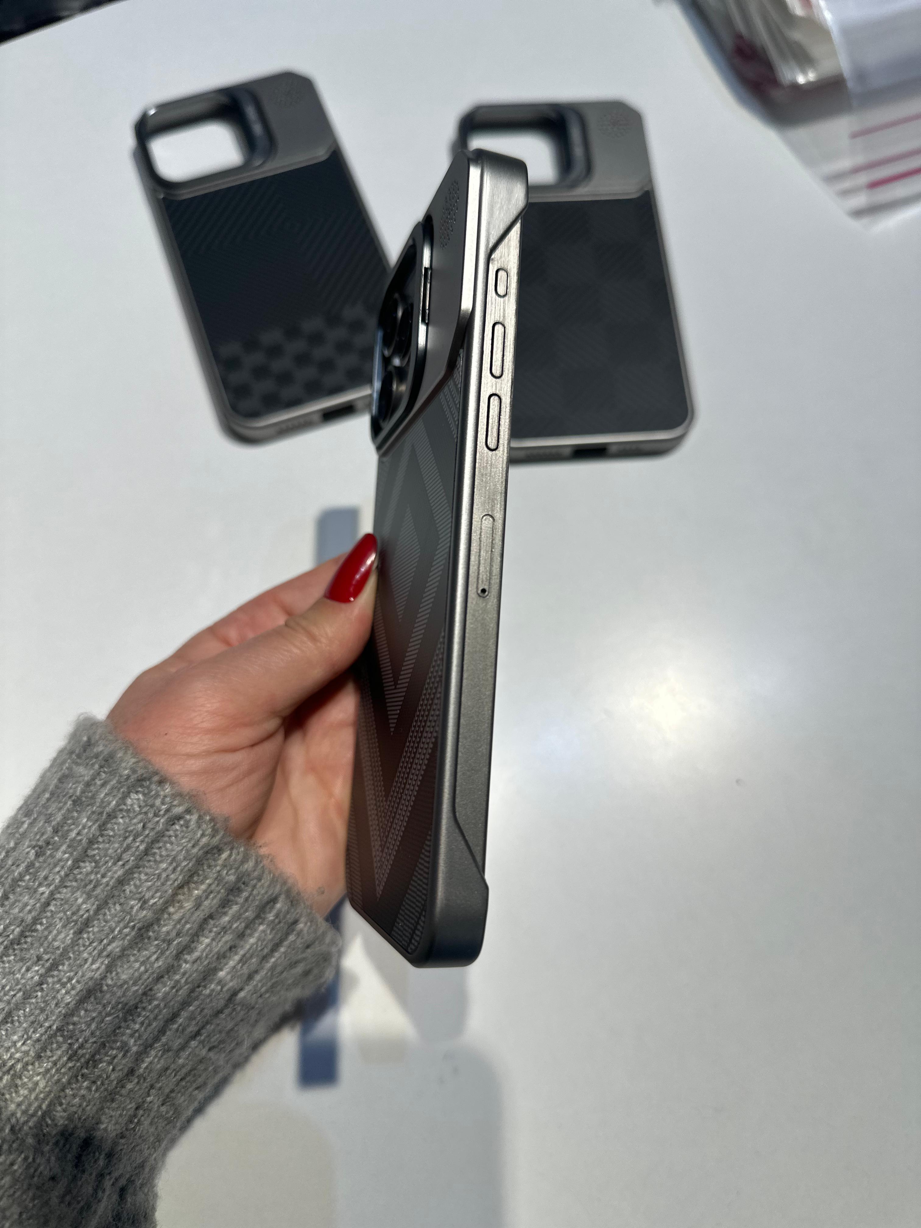 Karbon Görünümlü Gizli Magsafe Destekli Ultra İnce Stantlı Kılıf - Karbon Chevron - Naturel