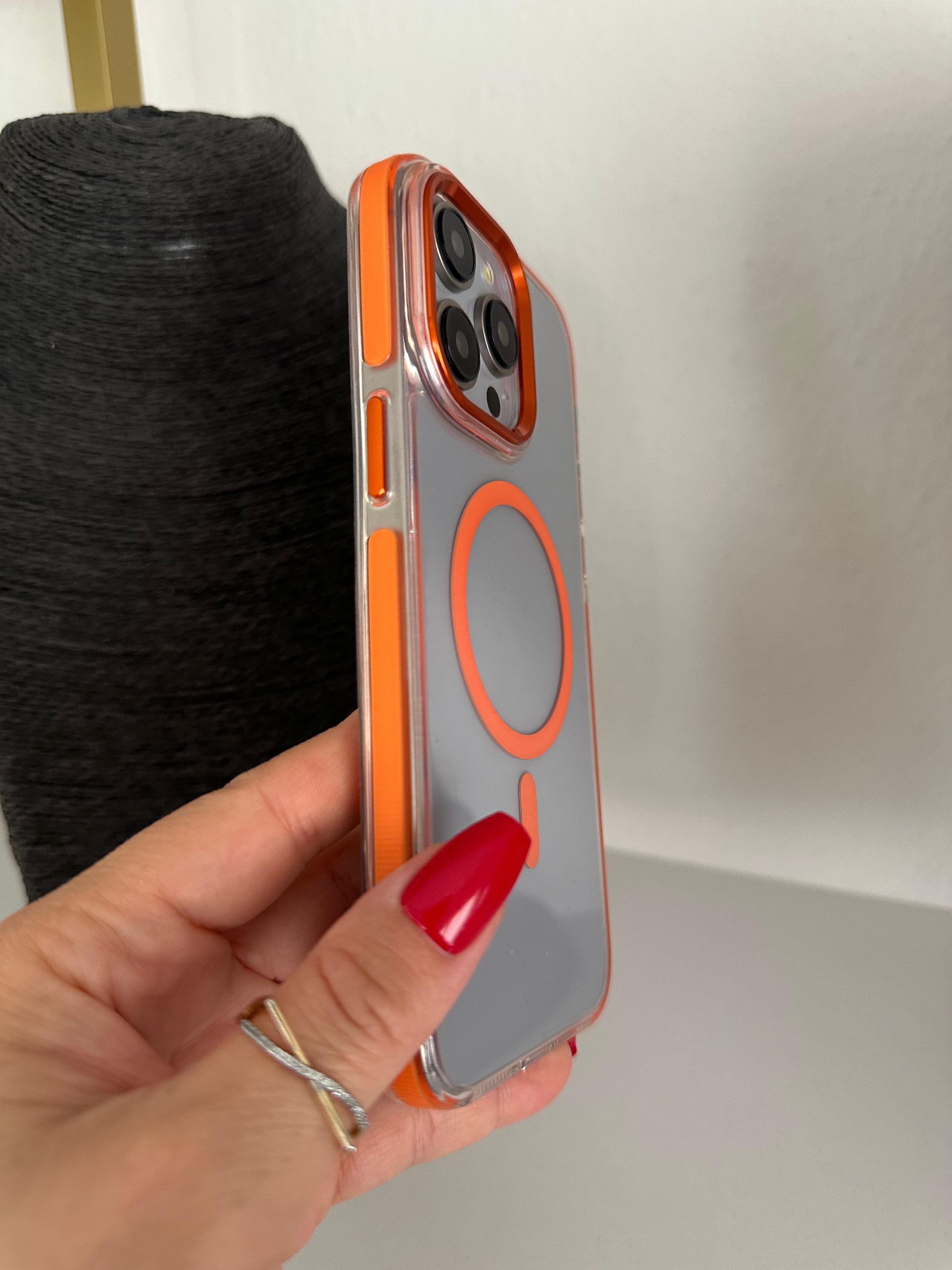 Renk Yansımalı Pürüzlü Kenar Bantlı Magsafe Özellikli Kılıf