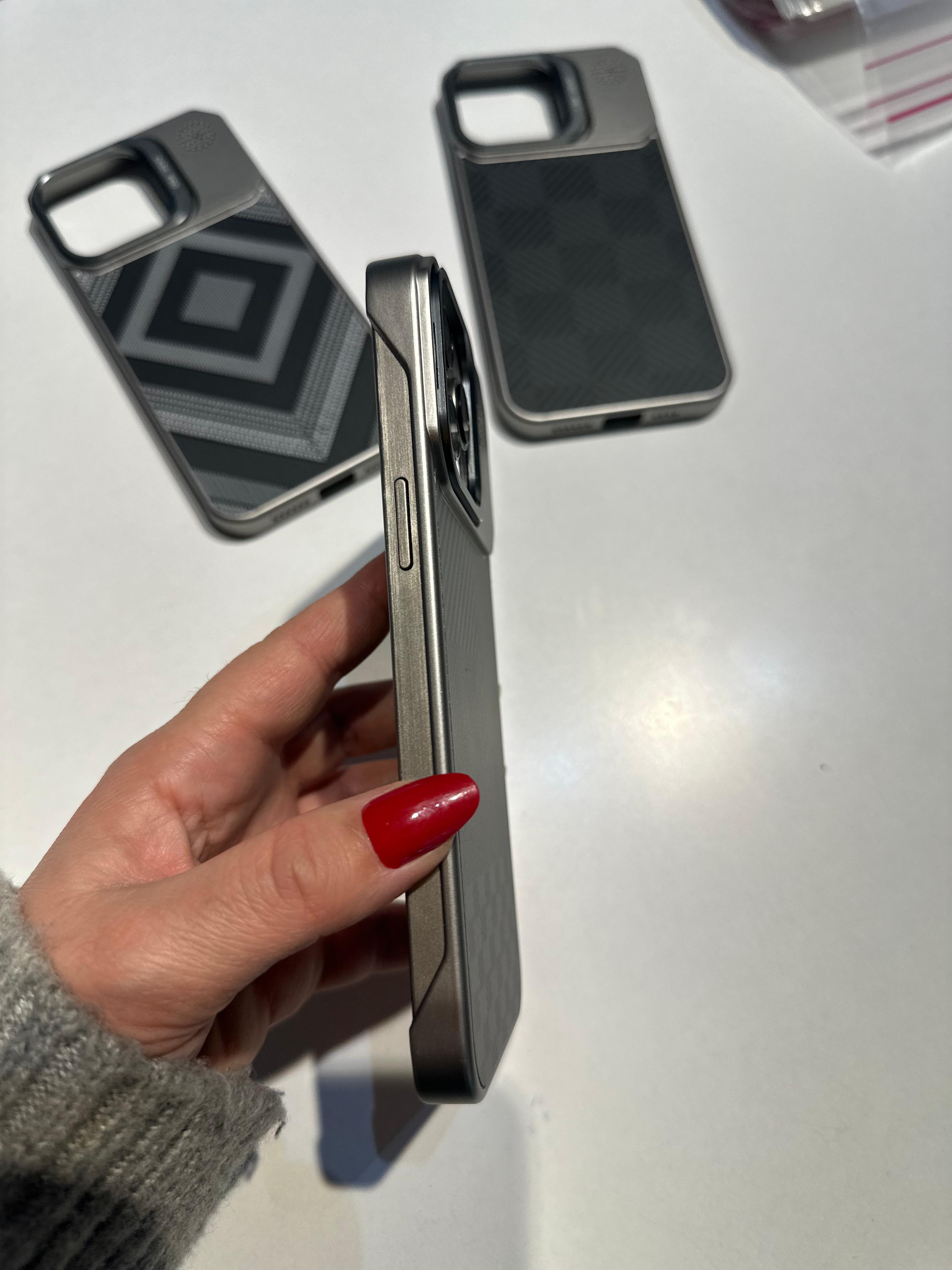 Karbon Görünümlü Gizli Magsafe Destekli Ultra İnce Stantlı Kılıf - Karbon Hybrid - Naturel