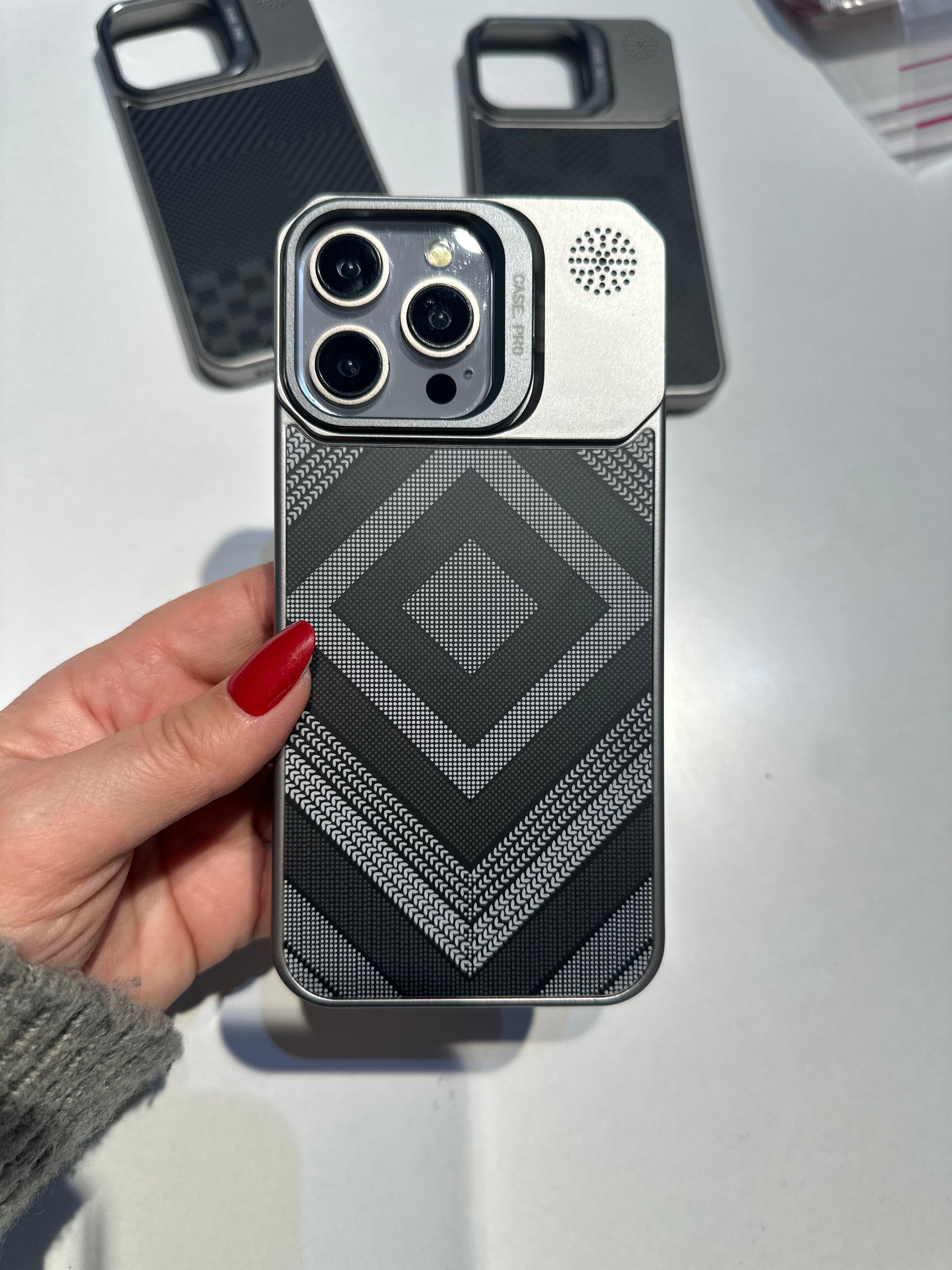 Karbon Görünümlü Gizli Magsafe Destekli Ultra İnce Stantlı Kılıf - Karbon Chevron - Naturel