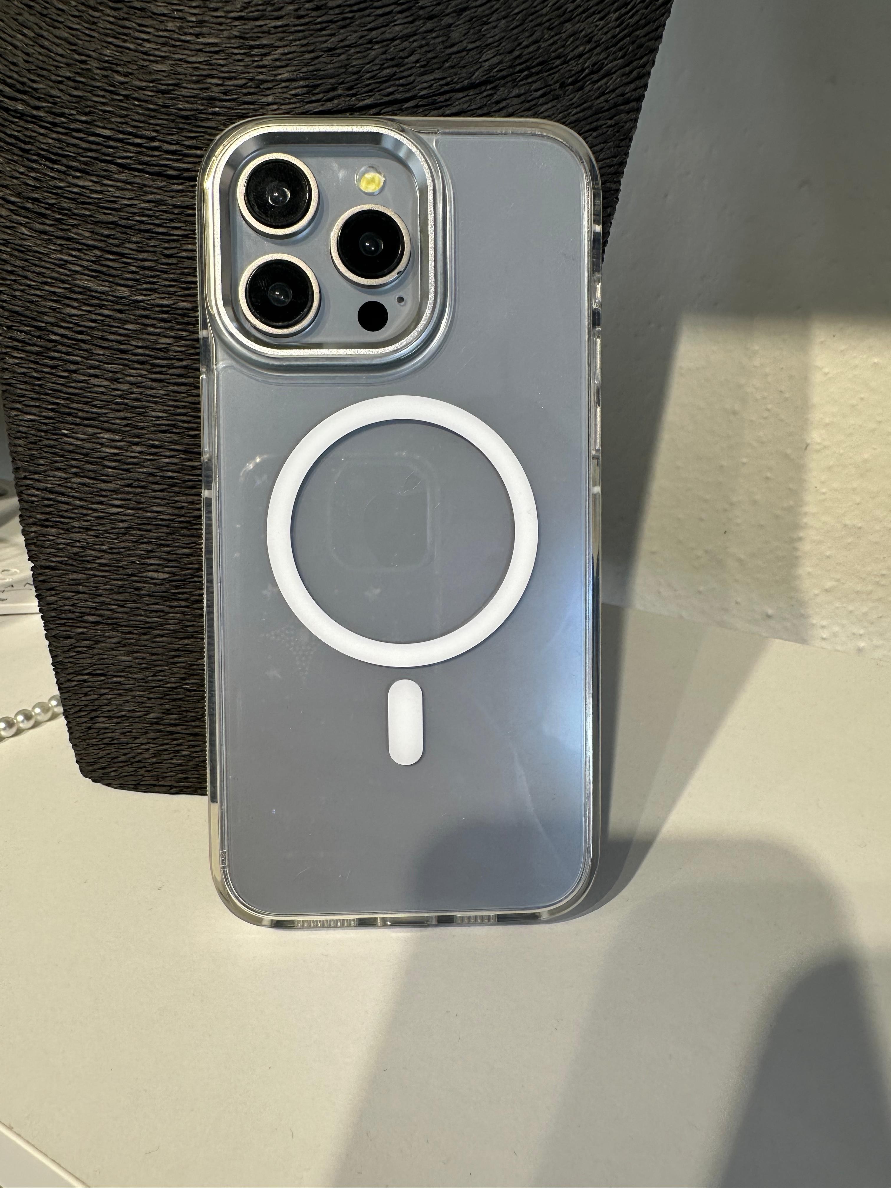 Renk Yansımalı Pürüzlü Kenar Bantlı Magsafe Özellikli Kılıf - Beyaz