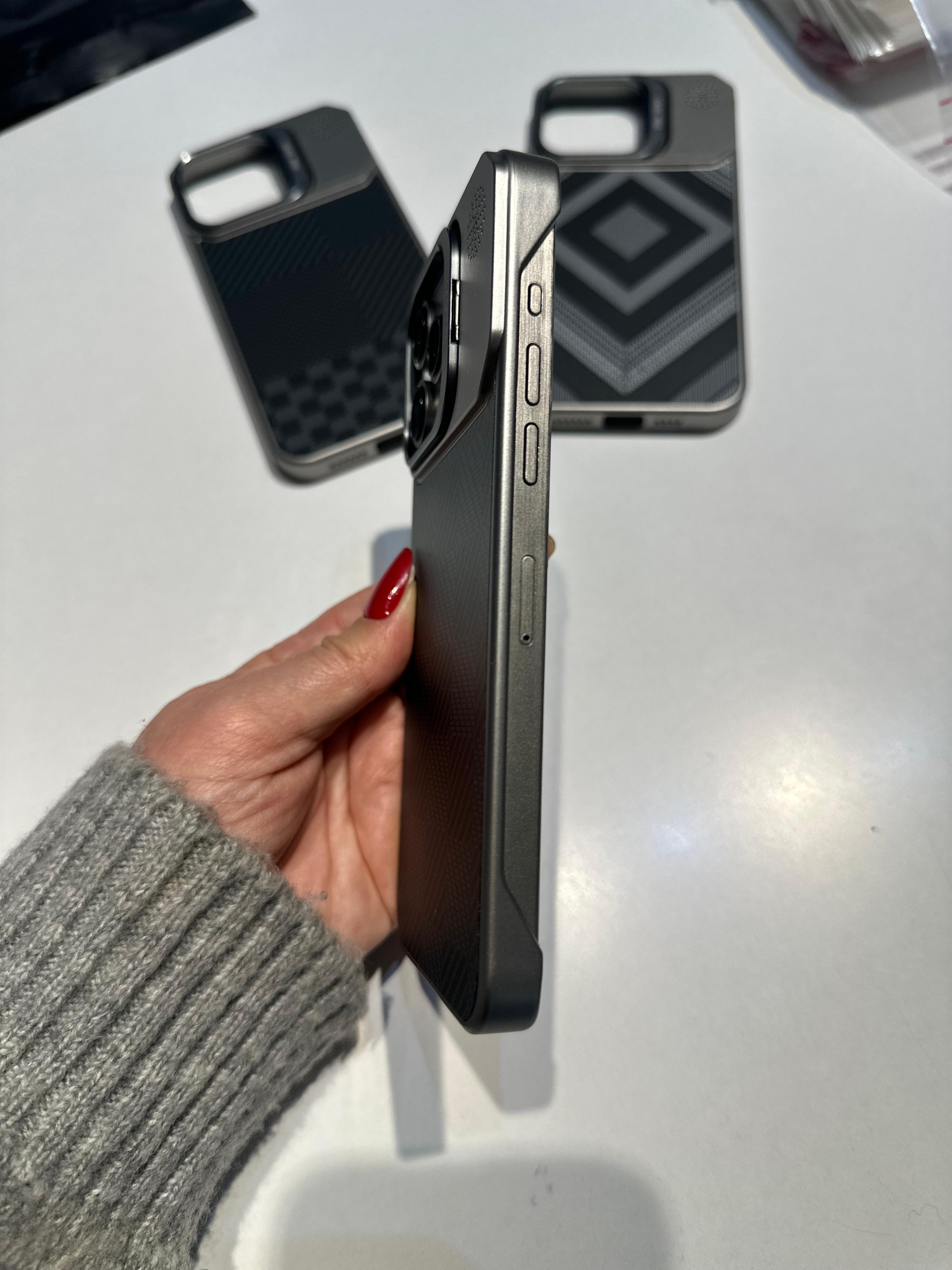 Karbon Görünümlü Gizli Magsafe Destekli Ultra İnce Stantlı Kılıf - Karbon Grid - Naturel