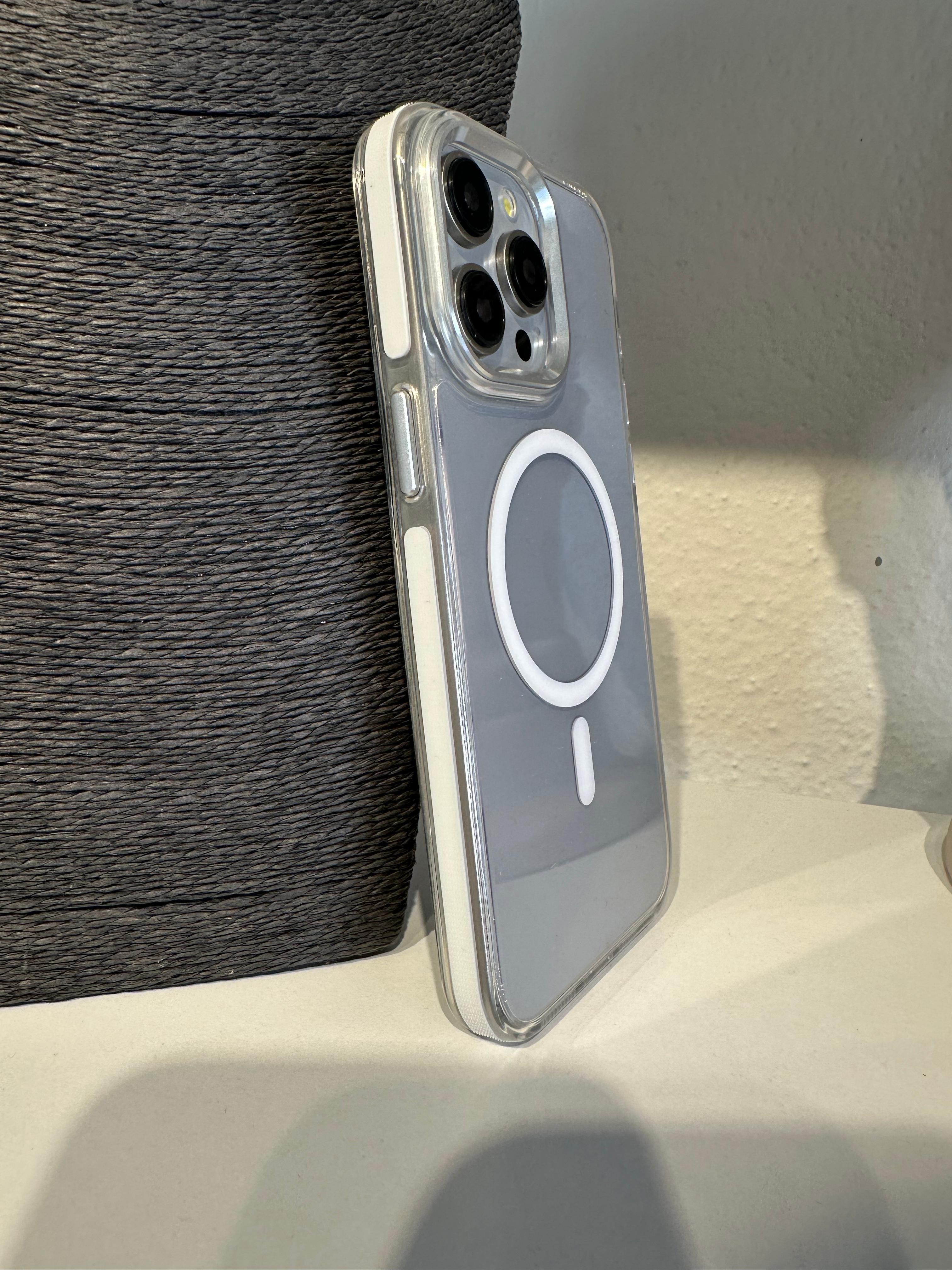 Renk Yansımalı Pürüzlü Kenar Bantlı Magsafe Özellikli Kılıf - Beyaz