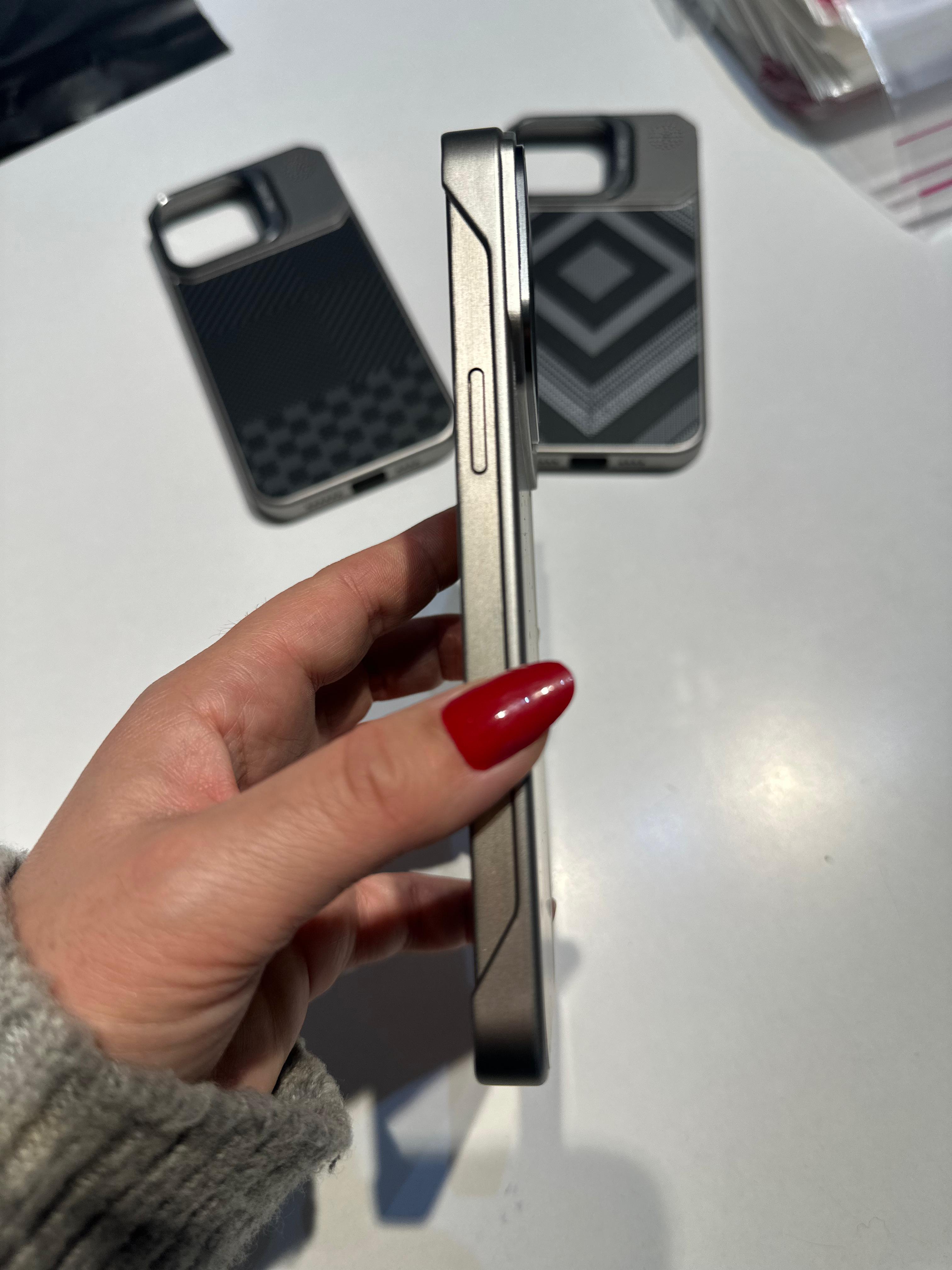 Karbon Görünümlü Gizli Magsafe Destekli Ultra İnce Stantlı Kılıf - Karbon Grid - Naturel