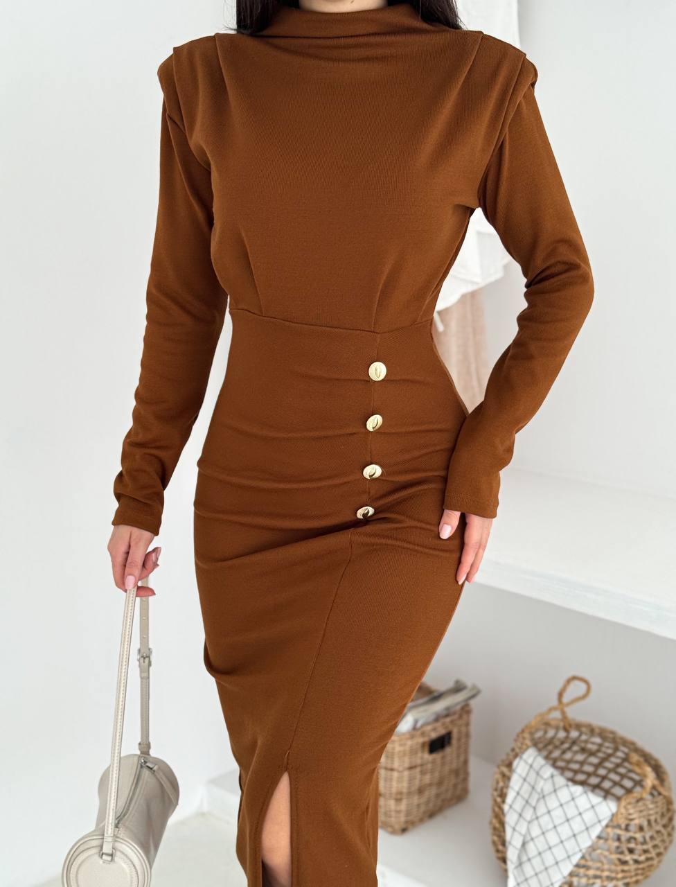 DİK YAKA BEL DÜĞME ELBİSE