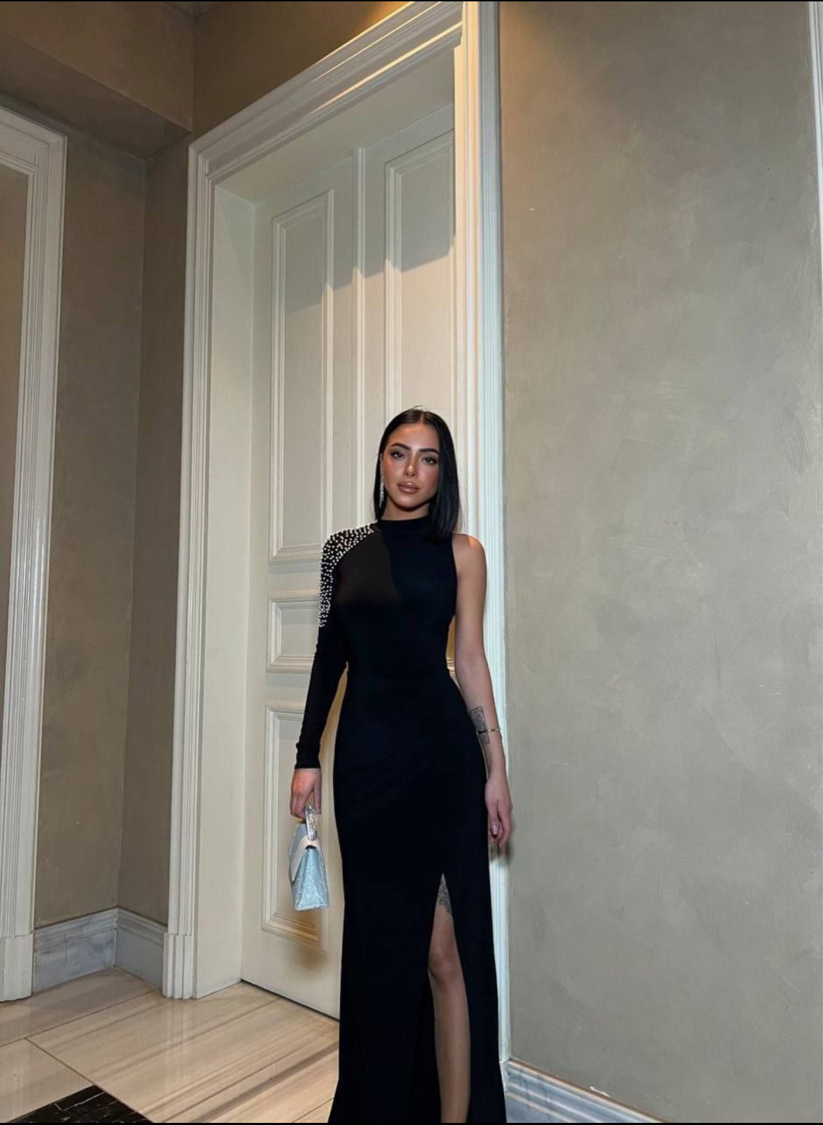 TEK KOL TAŞ DETAY SANDY MAXİ ELBİSE